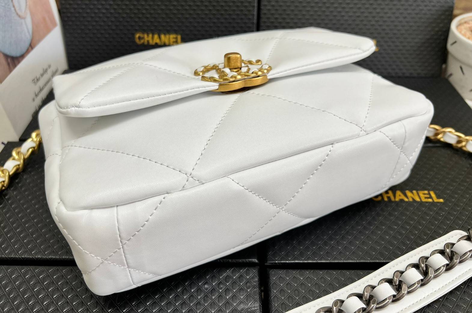 CHANEL 19 FLAP BAG / CHANEL LEATHER SHOULD BAG จำนวนจำกัด_หนึ่งในรุ่นที่สาวๆต้องมีค่า 🌟พร้อมส่ง ที่สุดของความคลาสสิค ห้ามพลาด ก่อนหมดค่ะ! กับกระเป๋าที่สามารถหิ้วได้