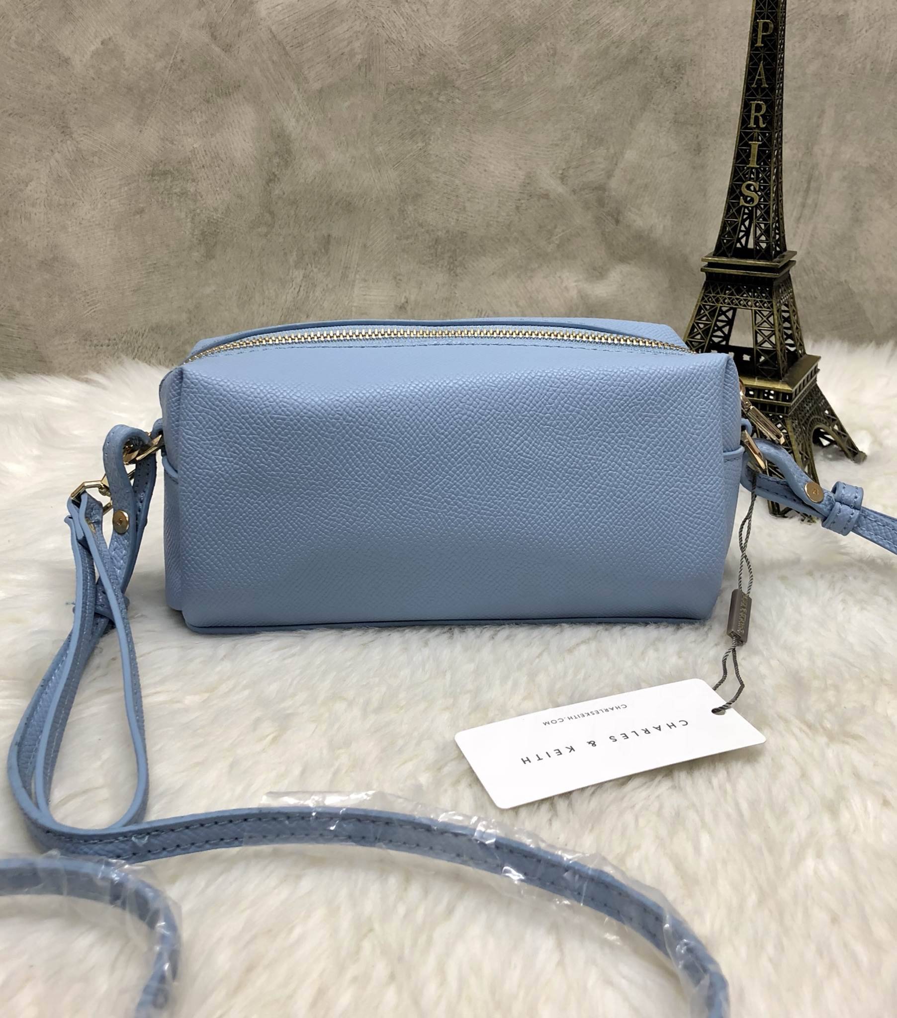 New in!!! Best Seller CHARLES & KEITH MINI BAG พร้อมส่งอีกรอบรุ่นขายดี พร้อมสีใหม่หายากค่ะ!!! กระเป๋าสะพายข้างหรือครอสบอร์ดี้ร์ได้ค่ะ รูปทรงสวย หนังนิ่ม ด้านหน้าสกรีนโลโก้แบรนด์ มีช่องซิปเล้กสำหรับใส่ของจุกจิกค่ะ พร้อมแต่งดีเทลอะไหล่ทองแบบแบรนด์ดังเพิ่มคว