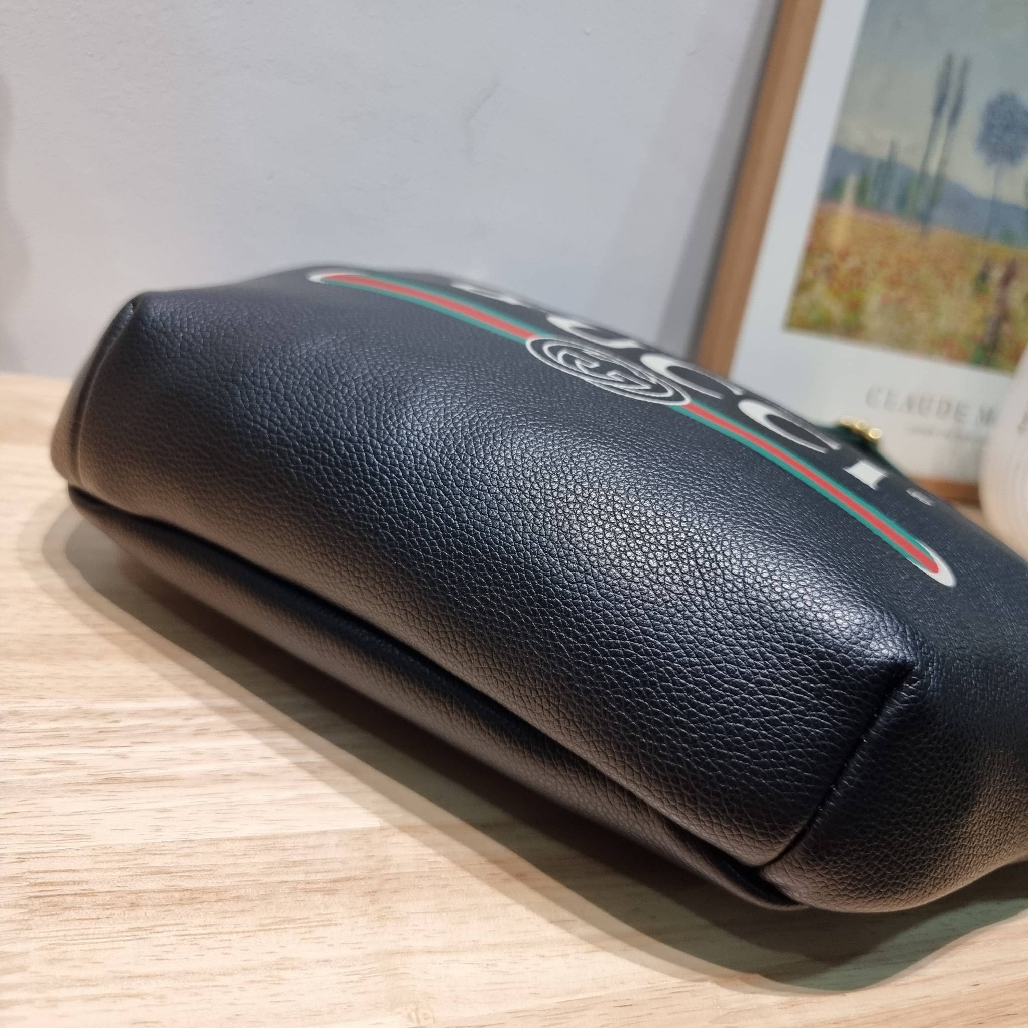 GUCCI Print Logo Belt Bag / GG LEATHER BELT BAG ไอเท็มยอดฮิต ขึ้นแท่น best seller กับกระเป๋าคาดอก ไซส์ใหญ่จุได้คุ้มค่า รูปทรงคลาสสิค พกพาง่าย ดีไซน์ลวดลายเอกลักษณ์ที่เป็นกิมมิค สายสะพายปรับได้ตามชอบ