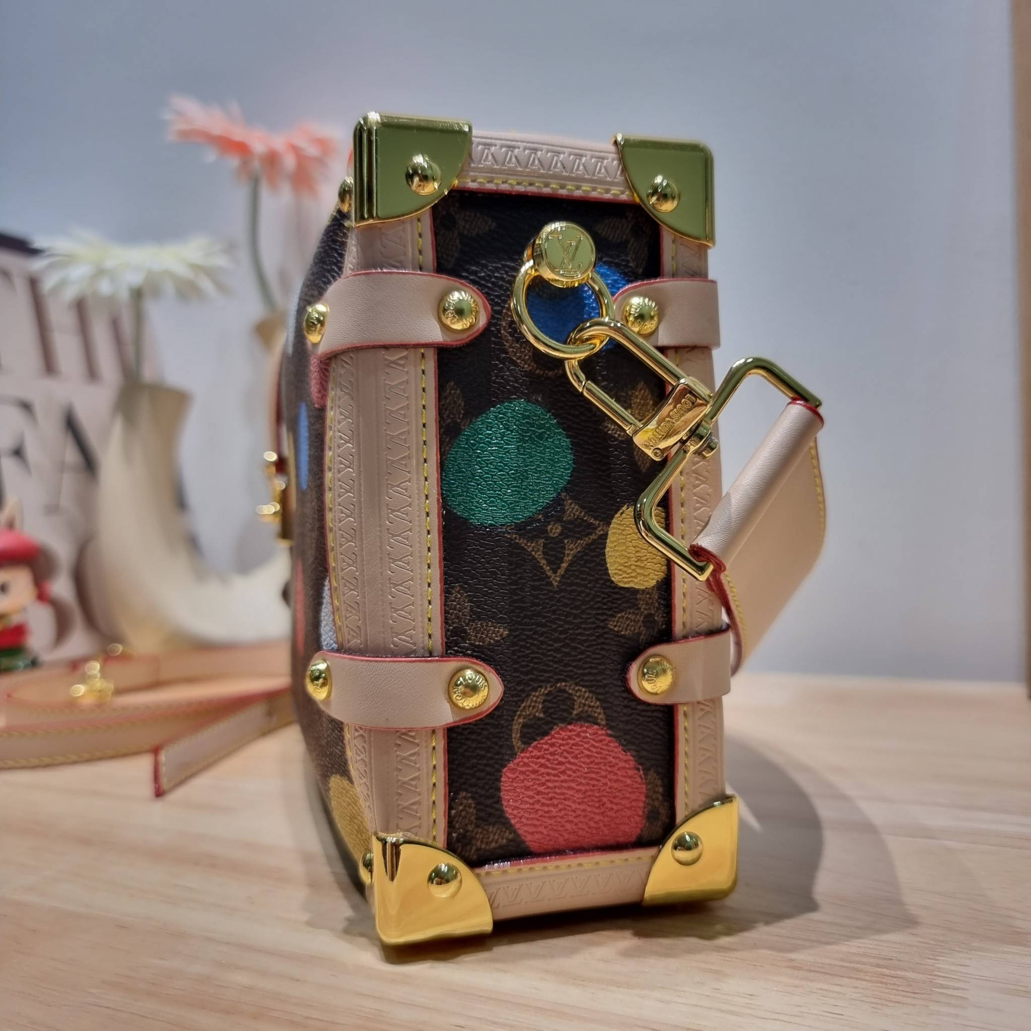 LV x YK SIDE TRUNK Monogram canvas bag สุดยอดกระเป๋าไอคอนนิค ทรงสวย ดีไซน์ใหม่ สวยมีเสน่ห์ รูปทรงกล่อง โดดเด่นด้วยหมุดเข้ามุม ซิปเปิด-ปิดล็อคได้ วัสดุหนังแคนวาส