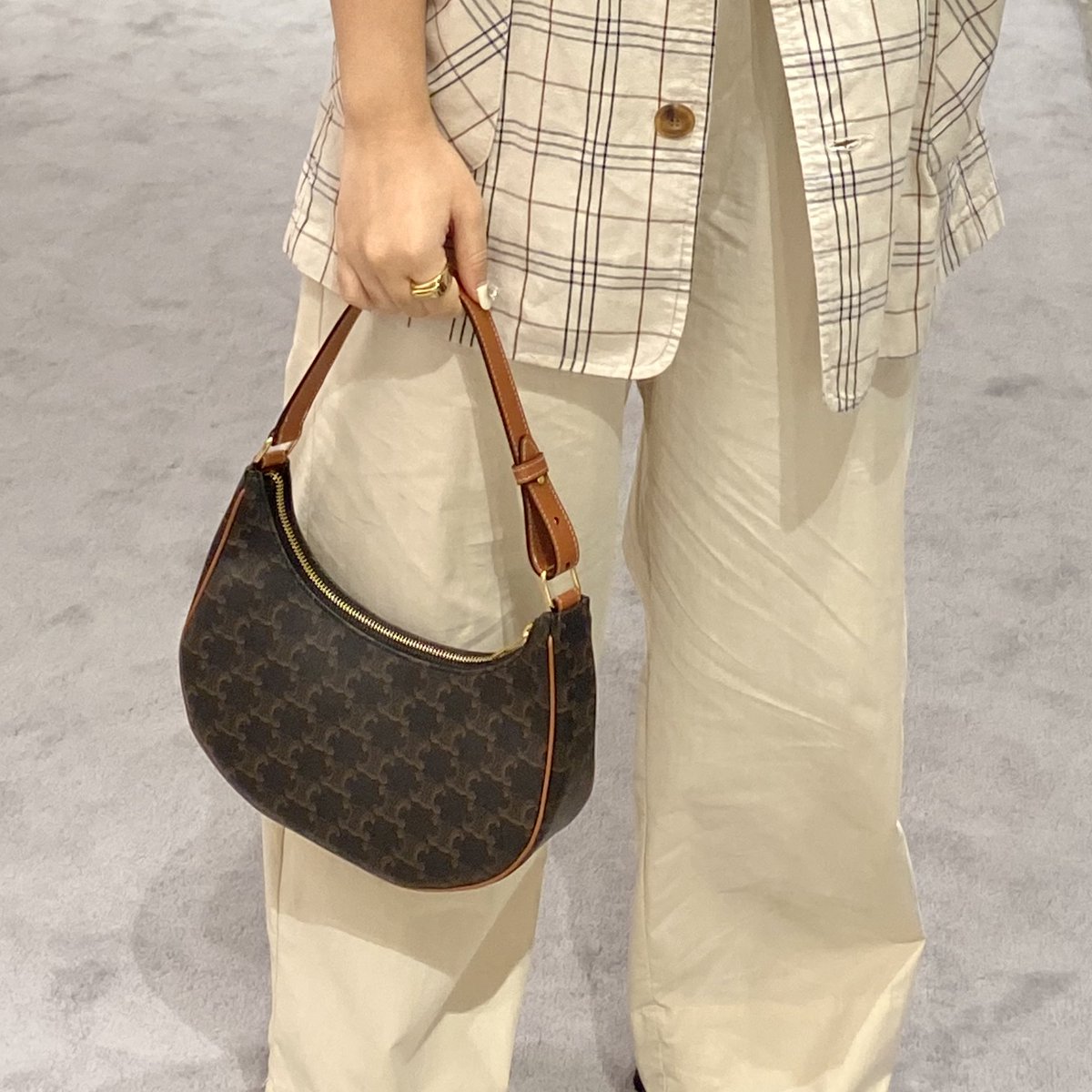 CELINE Vintage Classic Ava bag 1 ใน คอลเลคชั่น “Triomphe Canvas” มาพร้อมสายสะพายไหล่ที่ปรับความยาวได้ และเนื่องจากช่วงล่างของกระเป๋ามีขนาดใหญ่กว่าช่วงบน จึงทำให้ไม่เสียทรงเมื่อเราใส่สิ่งของอย่างกระเป๋าสตางค์หรือโทรศัพท์มือถือ หากดูภาพรวมแล้ว รุ่นนี้ออกแนว