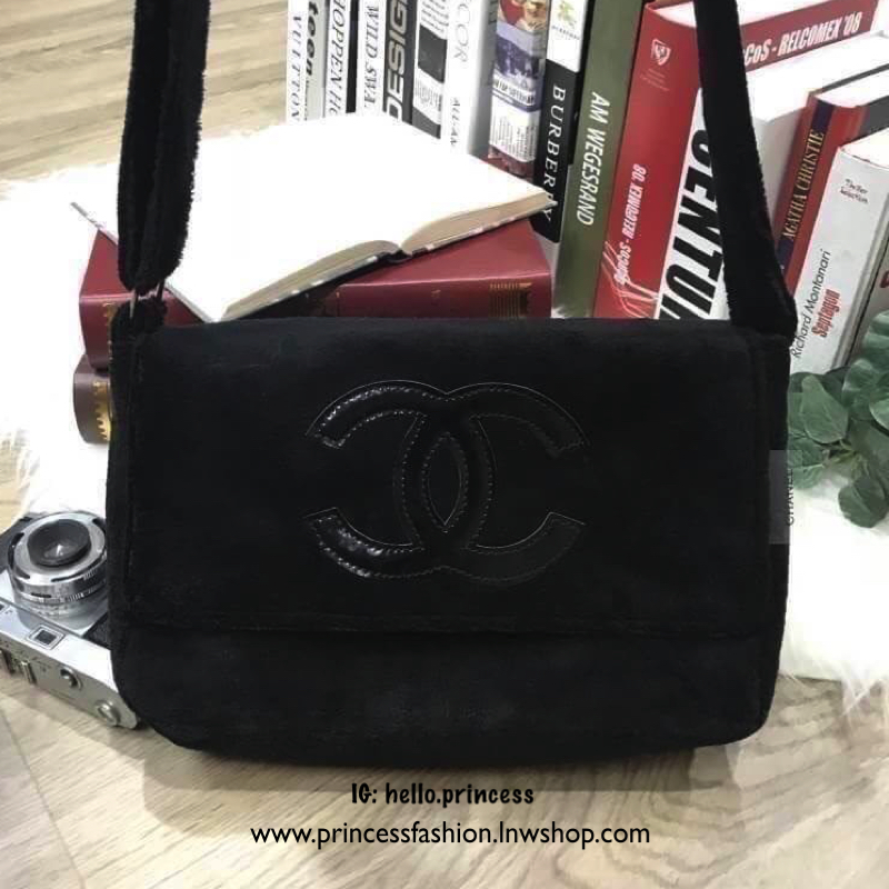 Chanel Beaute Crossbody Bag กระเป๋าถือหรือสะพายพรีเมี่ยมของเเท้จาก Chanel Cosmetic Counter VIP Gift รุ่นแนะนำวัสดุขนวูฟสีดำหนานุ่มตัดโลโก้แบรนด์หนังแก้วสวยโดดเด่น น้ำหนักเบา เปิดปิดด้วยฝาปิดกระดุมแม่เหล็ก ใบใหญ่กำลังดีใส่ ipad กระเป๋าสตางค์ใบยาว iphone เค
