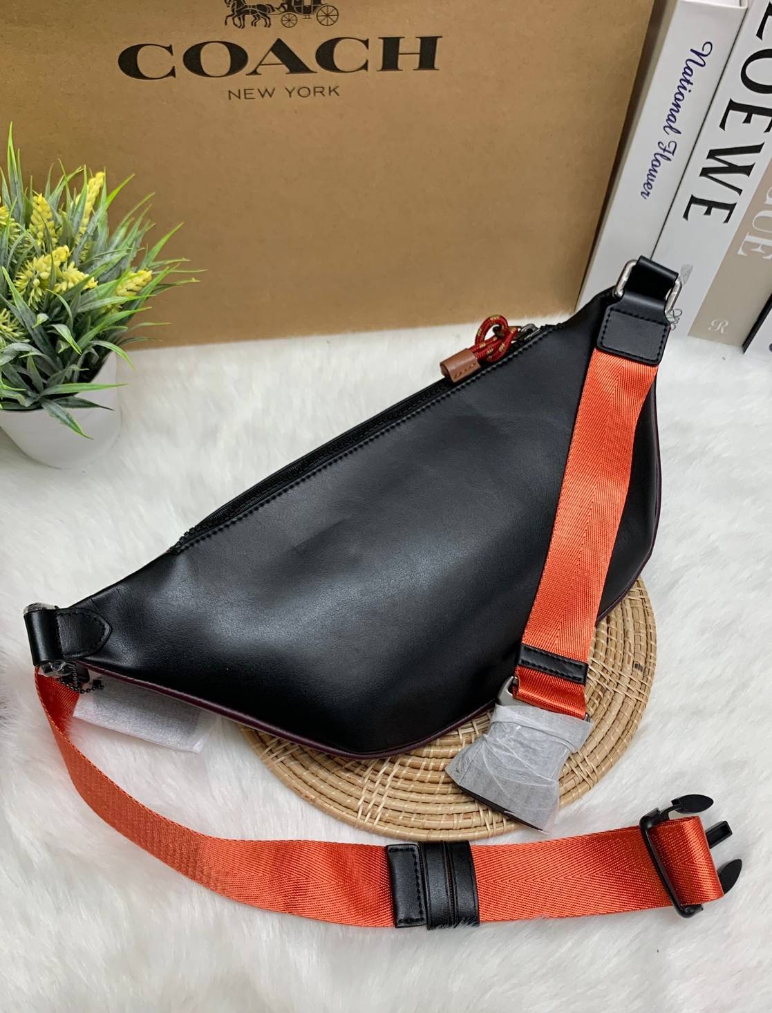 OUTTLET 】Coach Belt Bag ใบใหญ่คะ! Coach Rivington Belt Bag In Colorblock With Coach Patch C78947 สีเข้าใหม่ ได้ใจหนุ่มๆกันเลยค่าา 🌈สีจริงสวยมากค่ะ😘 กระเป๋าคาดอกด้านหน้า//คาดไปทางด้านหลัง//หรือคาดเอวได้ ตามแต่ความถนัดได้เลยนะคะ หนังแท้ นิ่ม