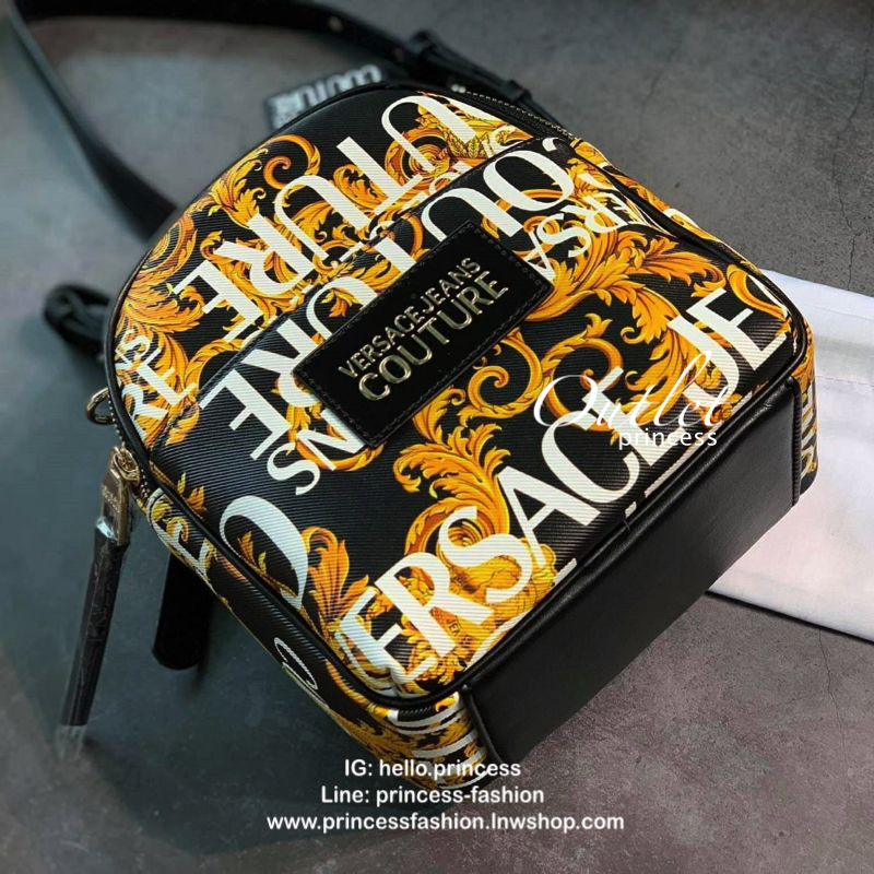 VERSACE JEANS MINI BACKPACK กระเป๋าสะพายเป้จากแบรนด์ดัง วัสดุ Saffiano PVC คุณภาพดี นิ่ม ด้านหน้าประดับด้วยโลโก้แบรนด์สวยโดดเด่น เปิดปิดกระเป๋าด้วยซิปสะดวกใช้ ด้านในโล่งกว้างมีช่องซิปและช่องเล็กสำหรับใส่ของ ด้านหน้ามีช่องซิปอีกหนึ่งช่องใช้งาน รุ่นนี้สามาร