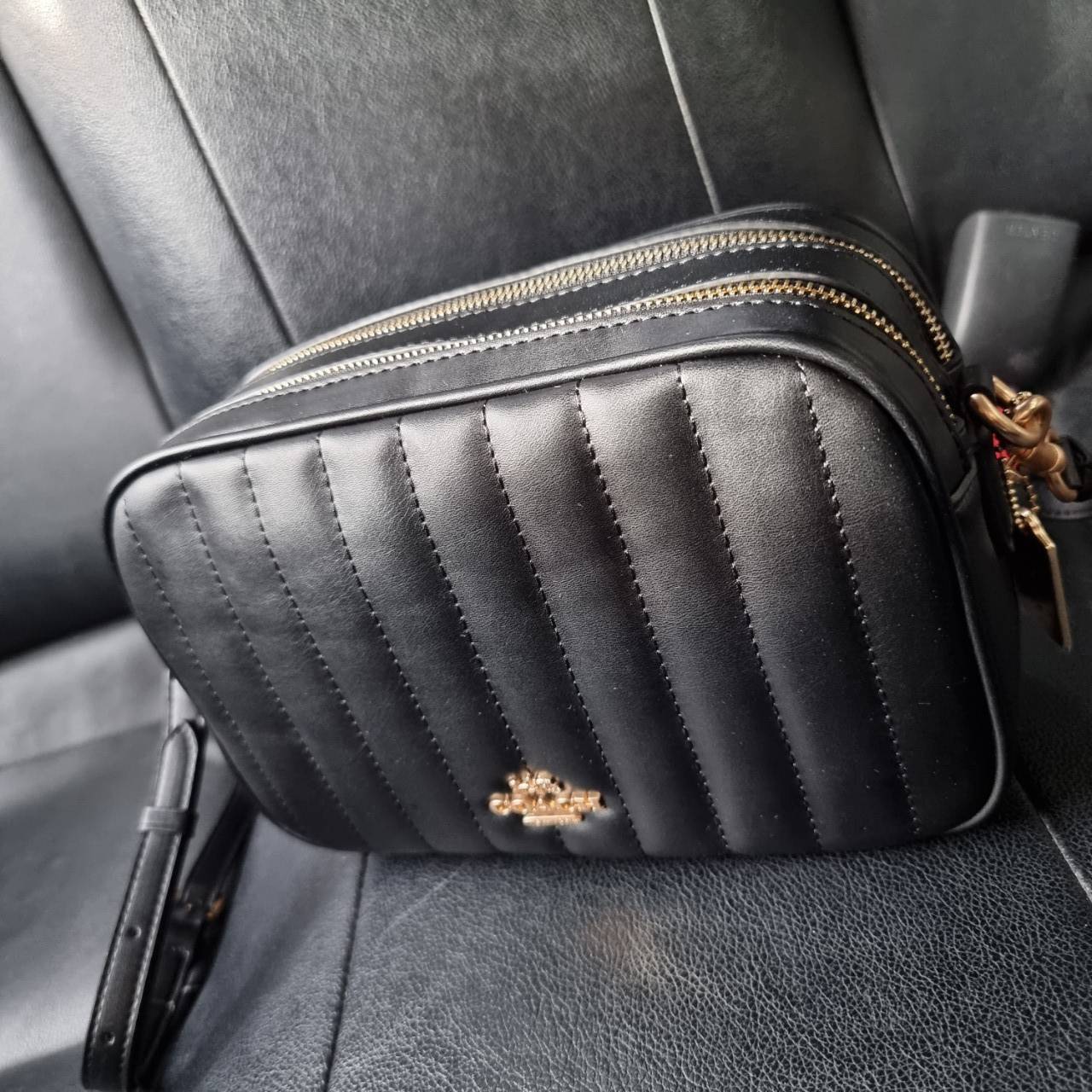 COACH C1569 JES CROSSBODY WITH LINEAR QUILTING ใหม่ล่าสุด!! กระเป๋าสะพายข้าง รุ่น 2 ซิป ใบใหญ่จุใจ ดีไซน์ใหม่ เพิ่มลูกเล่นให้ดูหรูหรายิ่งขึ้น วัสดุหนังสังเคราะห์บุเป็นลายเส้นสวยงาม เปิด-ปิดด้วยซิป 2 ช่องหลัก ใช้งานง่าย ทรงสวยมากๆรุ่นนี้ มาพร้อมสายสะพาย cr