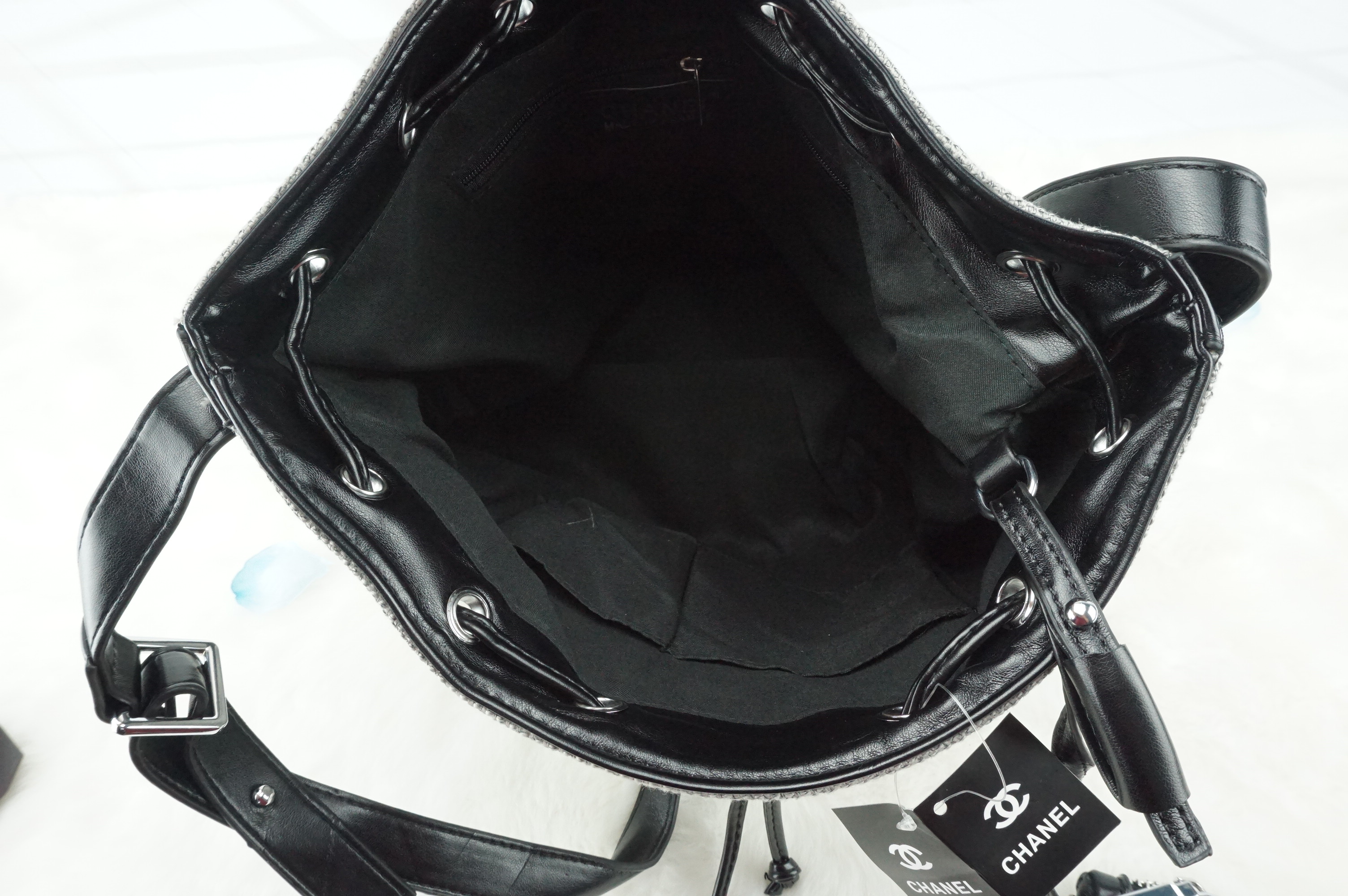 Chanel premium gift canvas ทรงขนมจีบเล็ก เป็นกระเป๋าสะพายข้าง สายสามารถปรับได้ มีกระเป๋าใบเล็กใส่เหรียญแยกจากใบใหญ่ สามารถถอดออกได้ ด้านหน้าปักโลโกแบรนสวยหรู มีสายรูดปิดกระเป๋า ด้านในมีช่องซิปเล็ก 1 ช่อง ฐานกระเป๋าเป็นหนังสีดำเป็นฐานรวมถึงมุมกระเป๋า