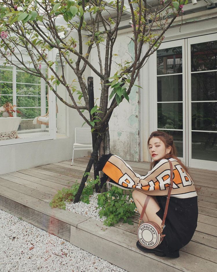 VIP 🥂 Burberry Logo Graphic Canvas And Leather Louise Bag / Burberry Fragrances Crossbody Bag กระเป๋าสะพายทรงกลม ผ้าแคนวาสตัดขอบหนังหน้าโลโก้แบรนด์ พร้อมสายยาวครอสบอดี้ได้ เปิด-ปิด ด้วยซิป ภายในโล่ง ใส่ Iphone + ได้ สายยาวถอดสายได้ ปรับระดับได้ จะ