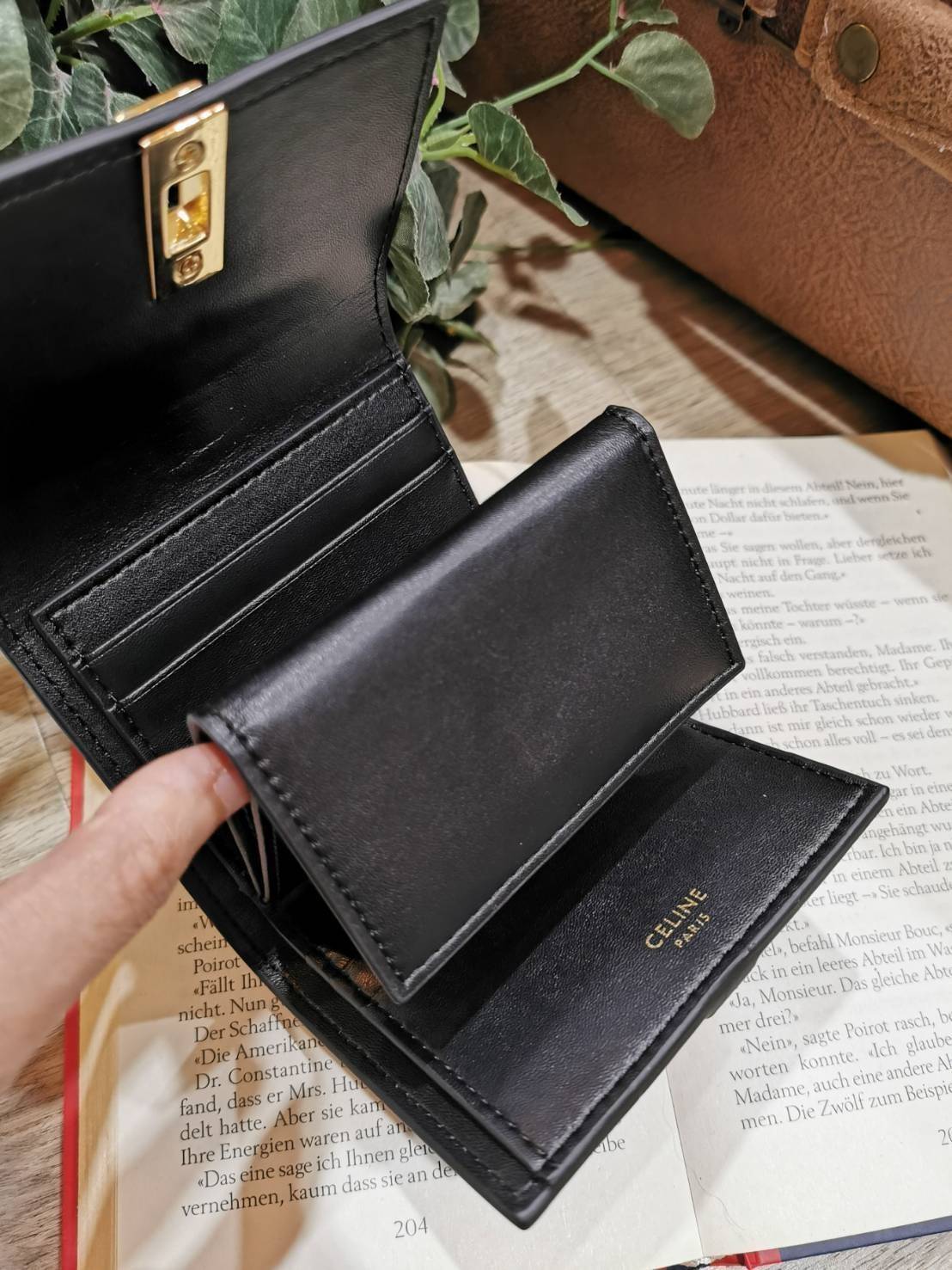 CELINE SHORT WALLET VIP GIFT WITH PURCHASE (GWP) พรีเมี่ยมกิ๊ฟ Limited จาก CELINE HAUTE PARFUME DUTYFREE COUNTER หนังแท้ CalfSkin เรียบสวยอยู่ทรงมีโลโก้ด้านหน้าเปิดปิดด้วยตัวล๊อคบิดอะไหล่ทองปั้มโลโก้ภายในมีช่องแบ่งหลายช่อง มีช่องใส่บัตรหลายช่อง ช่องใส่เหร