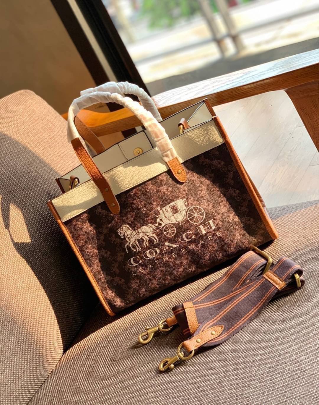 COACH FIELD TOTE 30 WITH HORSE AND CARRIAGE PRINTAND CARRIAGE BADGE 📣พร้อมส่งที่ไทย ใหม่ล่าสุด บอกเลยสีสวย สุดคลาสสิคมากๆ