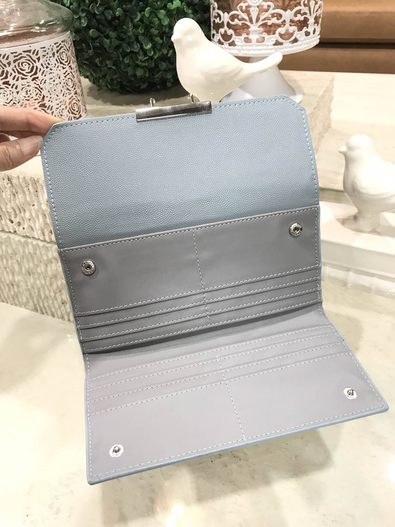 Don't Miss! CHARLES & KEITH LONG WALLET กระเป๋าสตางค์ใบยาวฝาพับรุ่นใหม่ลาสุด หนังอยู่ทรงเเข็งแรงทนทานด้านหน้าประดับโลโก้แบรนด์แบบเหลี่ยม สามารถใช้งานได้2ด้าน ด้านหน้าเปิดปิดด้วยตัวล๊อค ด้านหลังเปิดปิดด้วยกระดุมมีช่องใส่ธนบัตรและช่องใสบัตรหลายช่อง ภาย