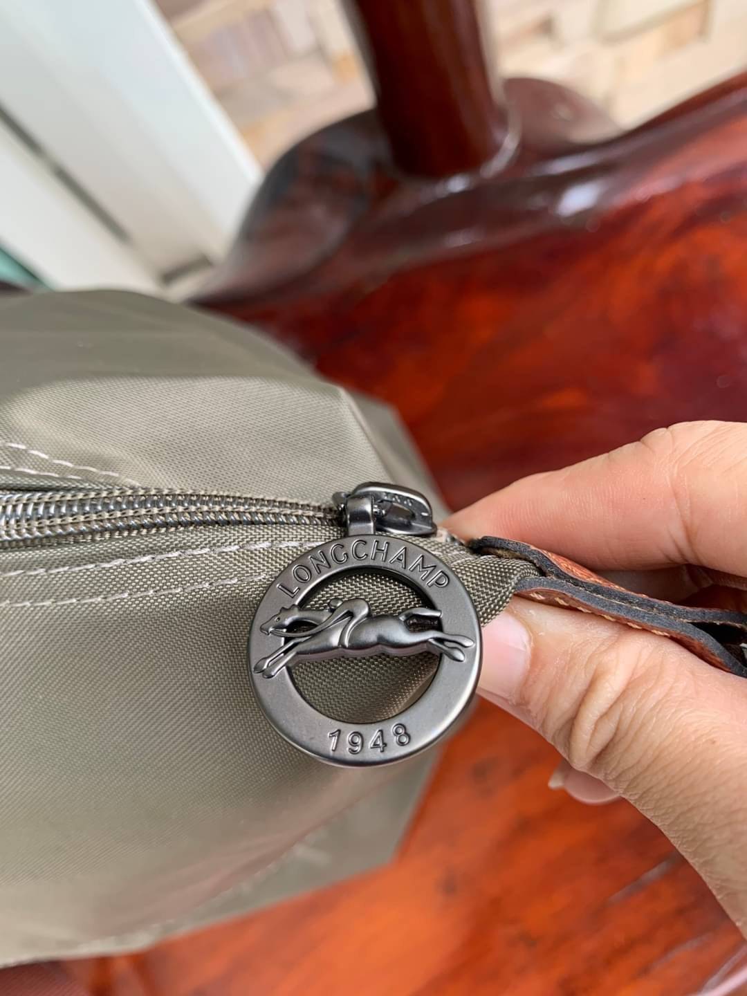 LONGCHAMP LE PLIAGE CLUB TRAVEL BAG กระเป๋าขนาดใหญ่สำหรับการเดินทาง เราเรียกที่นี้ว่า travelling bag รุ่นคลาสสิค มาพร้อมสายสะพายยาวที่ปรับและถอดออกได้ ความพิเศษของรุ่นนี้ที่ครองใจนักเดินทางทั่วโลก คือซิปรอบตรงกลางตัวกระเป๋า สามารถเปิดซิปเพื่อขยายขนาดและพั