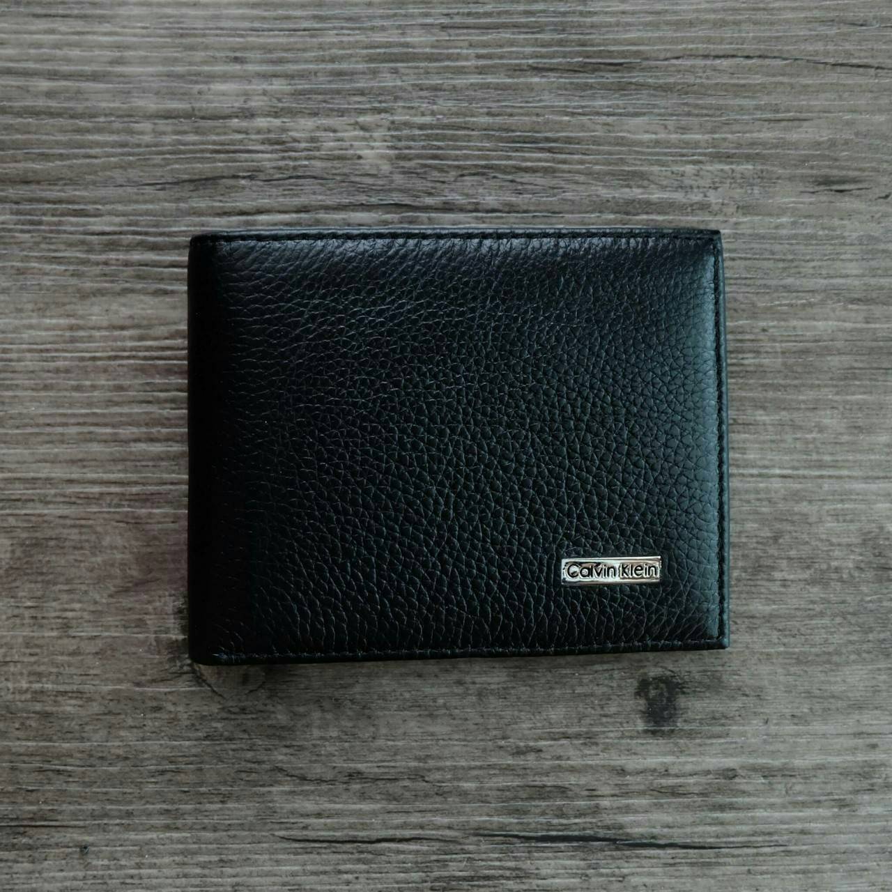 Calvin Klein Leather Belt & Wallet Set เซตสุดคุ้ม จะะมอบเป็นของขวัญหรือใช้เองก็แนะนำเลยค่าา อุปกรณ์ : มาพร้อมถุงกระดาษแบรนด์ + กล่องแบรนด์ + ที่เจาะรูเข็มขัด + ห่วงเข็มขัด