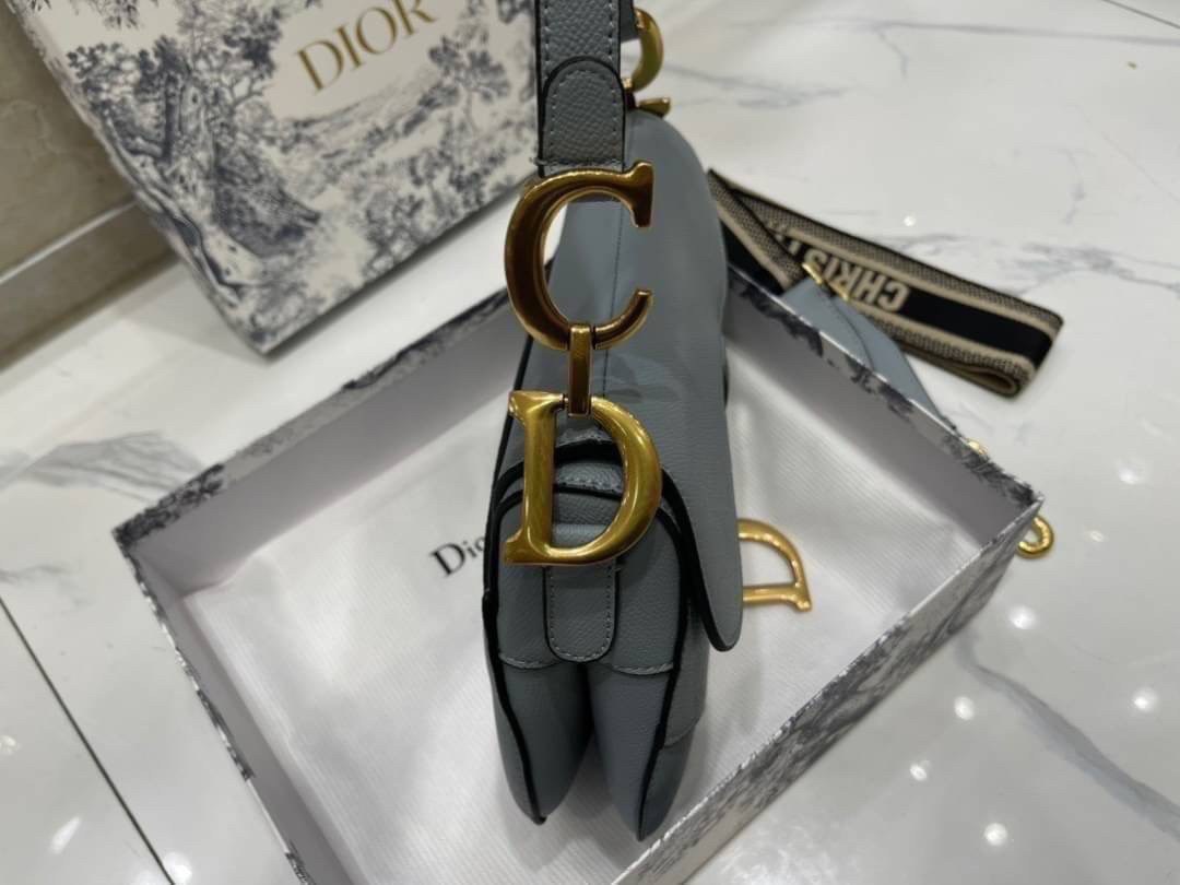 หนังแท้ DIOR SADDLE BAG Cloud Blue Goatskin กระเป๋ารุ่นยอดนิยมตามแบบฉบับแบรนด์ งานทอลายคมชัด ใช้งานได้ 2 แบบ สะพายยาว CROSSBODY และสายสั้นถือได้เก๋ๆ ลุคนี้คูลสุดๆ เลยค่าา ภาพถ่ายจากสินค้าจริง! สวยมาก พร้อมส่งที่ไทยราคาสุดคุ้ม สาวๆ ห้ามพลาดค่ะ!