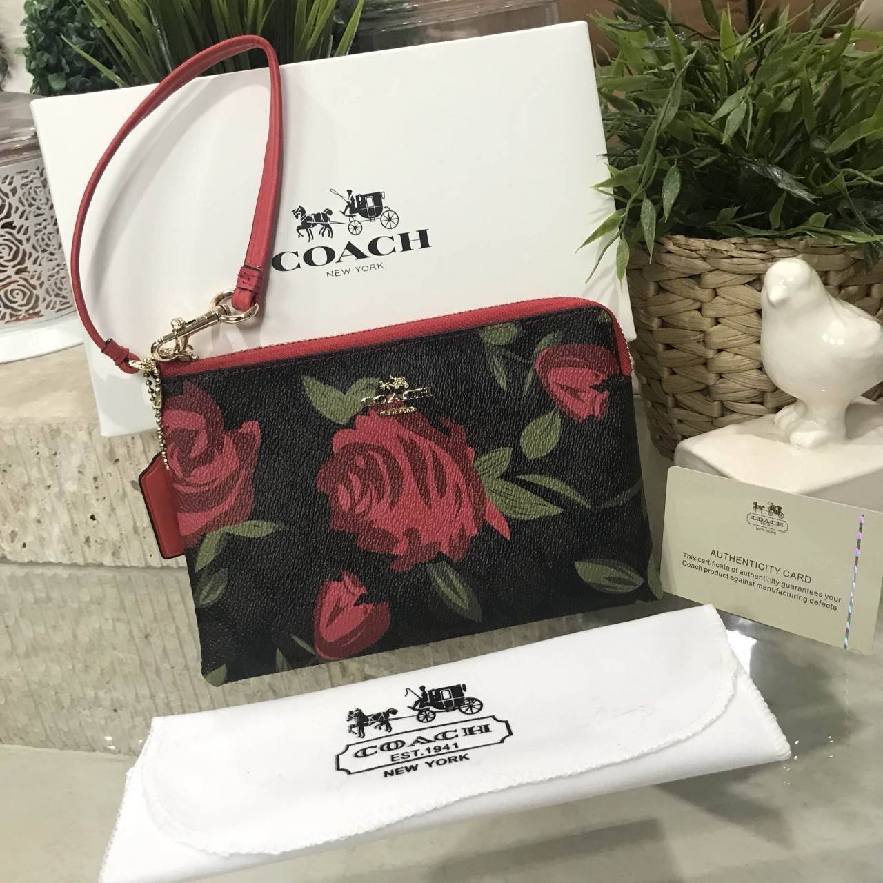 COACH FACTORY OUTLET ZIP WRISTLET Don't miss! กระเป๋าคล้องข้อมือ ขนาดกำลังจ่ารัก ลายสวย วัสดุหนังพิมพ์ลายดอก พร้อมสายคล้องข้อมือ ด้านหน้า ประดับโลโก้แบรนด์ เปิดปิดด้วยซิป ภายในมีช่องใส่บัตร ใส่มือถือได้ทุกรุ่น, ธนบัตร เหรียญ ของจุกจิกได้ จะมอบ เป็นขอ