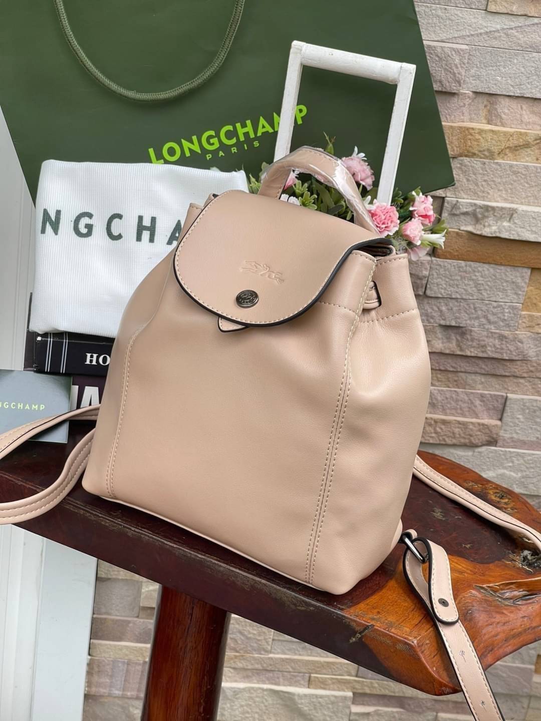 Longchamp Le Pliage Cuir Xs Leather Backpack แบรนด์ติดเทรนด์ตลอดไม่เคยเปลี่ยนกับ ทรง Le Pliage Cuir หนึ่งในตระกูลกระเป๋าสุดไอคอนิกจากแบรนด์ เมื่อรุ่น Le Pliage Cuir ในรูปแบบของหนังแกะ Metis ได้ถือกำเนิดขึ้นในปี 2012 เป้ที่มีการจัดการปรับดีไซน์ให้มีขนาดกำล
