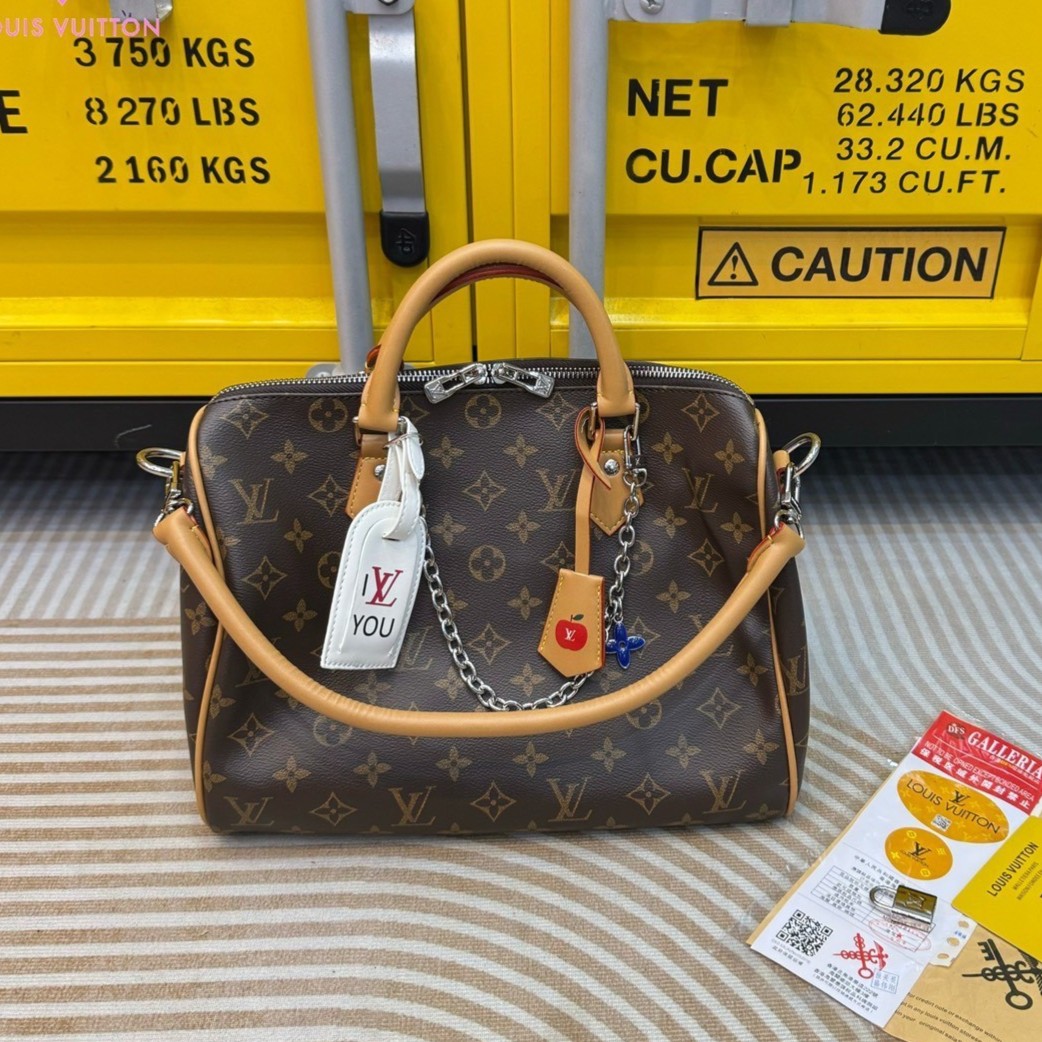 LV Speedy Soft 30 Crafty Bag กระเป๋าทรงหมอน รุ่นท็อปฮิตใบใหญ่จุของได้เยอะ มี 2 แบบให้เลือก รุ่นป้ายแท็ก PRS และ I Love LV ดีไซน์ใหม่ต้อนรับฤดูกาลท่องเที่ยว โดดเด่นด้วยการตกแต่งลายพิมพ์ซิกเนเจอร์ และป้ายแท็กหนังสุดเก๋