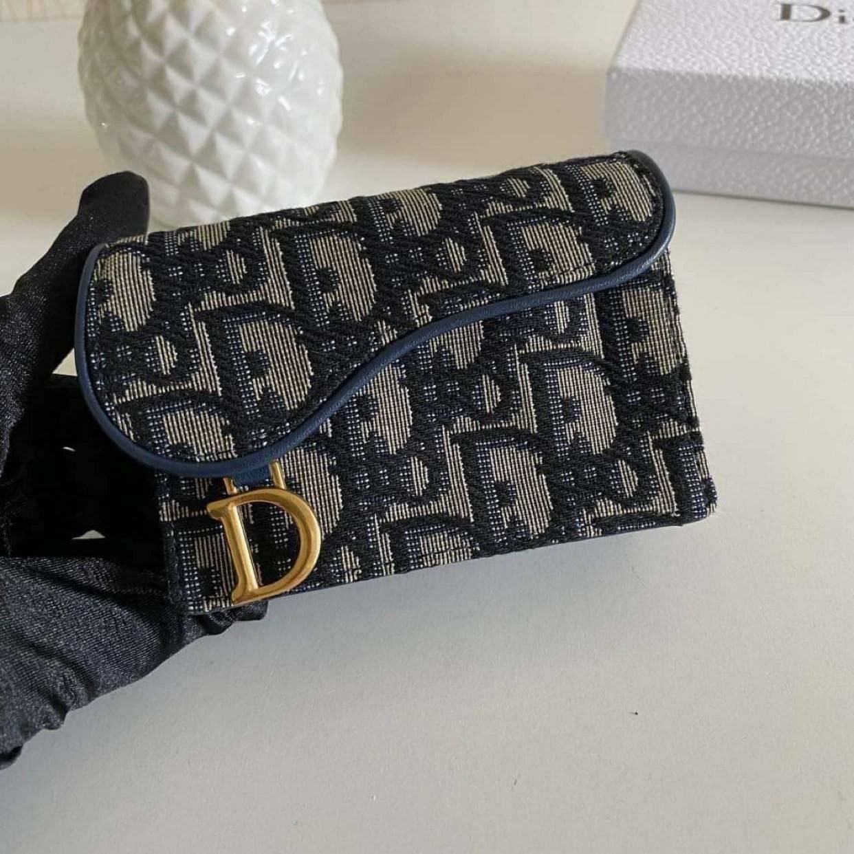 VIP 】DIOR MONOGRAM SADDLE FLAP CARD HOLDER กระเป๋าใส่บัตร ใส่เหรียญ วัสดุหนังแท้ และผ้า Jacquard อย่างดี ทอสวยงามที่สุด ผสมผสานความสง่างามและคลาสสิกที่เข้ากับยุคสมัย ด้านหน้าโดดเด่นด้วยซิกเนเจอร์ของ Christian Dior อะไหล่สีทองอ่อน เงางาม เป็นอีกหนึ่งรุ่นที