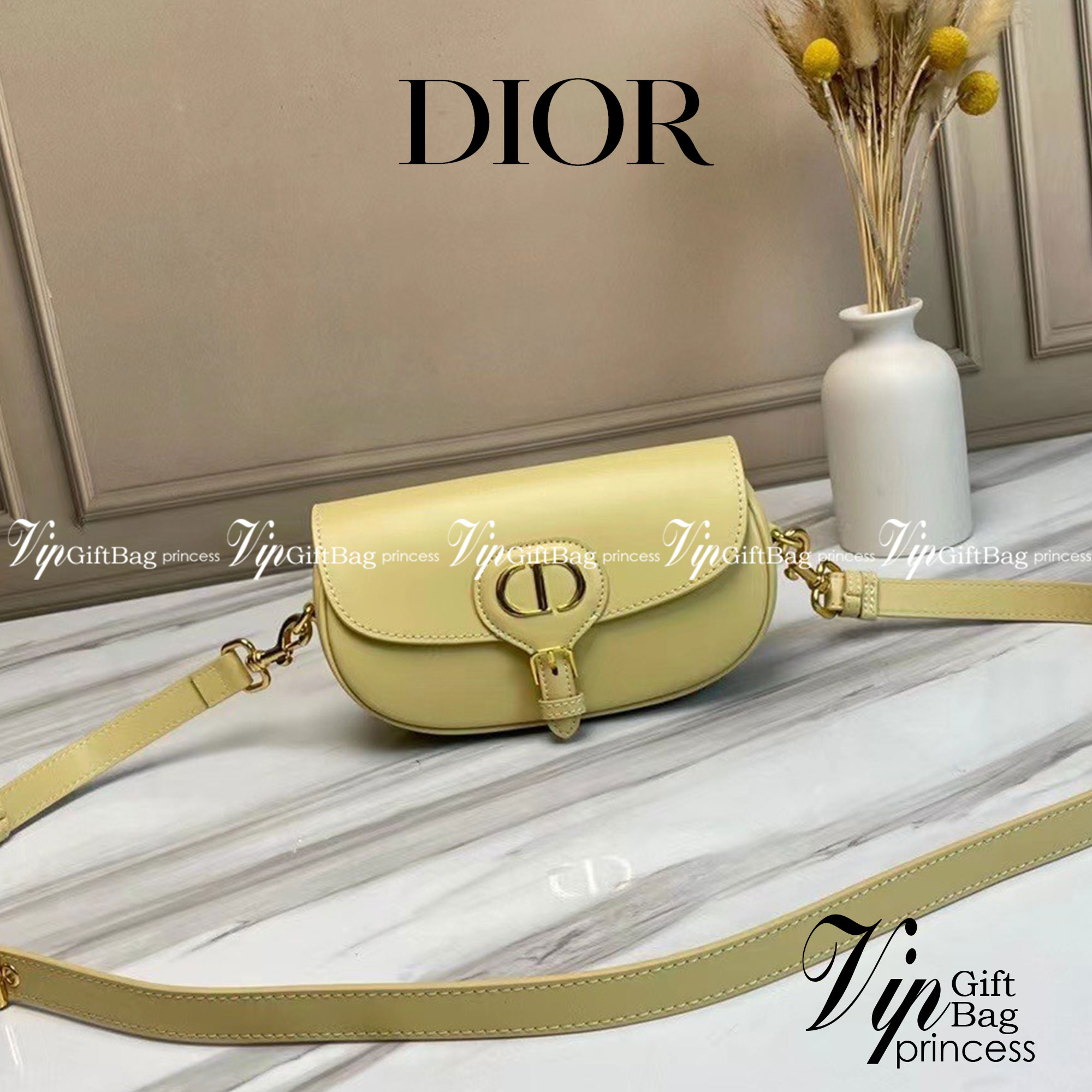 หนังแท้ DIOR BOBBY EAST-WEST BAG พร้อมส่งที่ไทย งานหนังแท้ทั้งใบเกรดออริจินอล ภาพสินค้าถ่ายจากงานขายจริง ใช้งานต่างประเทศได้ รุ่นใหม่ในฤดูกาลนี้ เพิ่มความทันสมัยให้กับซิลลูเอทของ Hobo ผ่านเส้นสายที่สง่างามและสัดส่วนที่กลมกลืนกัน สไตล์หนังลูกวัว โดดเด่นด้ว