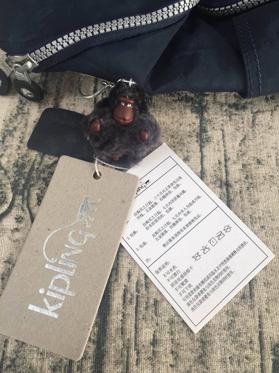 กระเป๋าเป้ Blakeney ไซส์ S จาก KIPLING ที่ออกแบบมาสำหรับผู้หญิง มาพร้อมดีไซน์เบาะรองรับหลัง ซึ่งเหมาะสำหรับ active lifestyle สามารถเก็บของได้อย่างจุใจแต่มีน้ำหนักเบา รวมถึงมีคุณสมบัติกันน้ำช่วยป้องกันให้ของในกระเป๋าปลอดภัยไร้กังวล