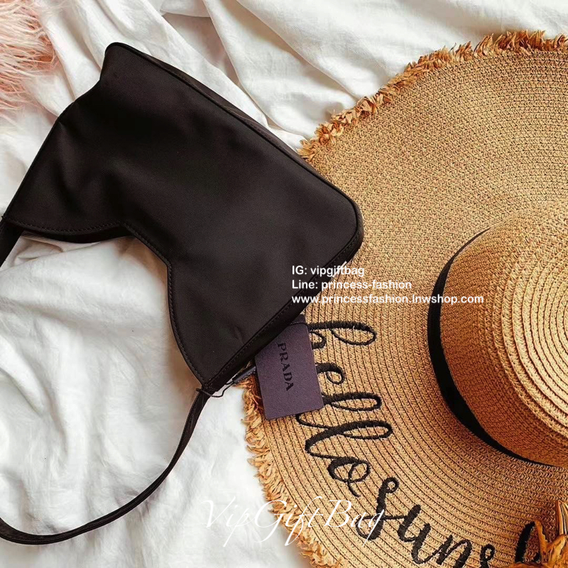 สไตล์คล้องแขนรุ่นใหม่ จากแบรนด์ Prada ขนาดกะทัดรัด แต่ใส่ของได้เยอะคะ ใสกระเป๋าตังยาว ได้สบายๆคะ จะคล้องมือ คล้องแขน สะพายไหล่ แบบไหนก็สวยหรูเหมือนกันคะ ทรงออกแบบมาเพื่อ สาวๆเลยคะ สวยหรูดูแพงมากคะ ทางร้านคอนเฟริมเลยคะ ด้านข้างมีโลโก้แบรนด์ สะดุดตา ดูแพงมา