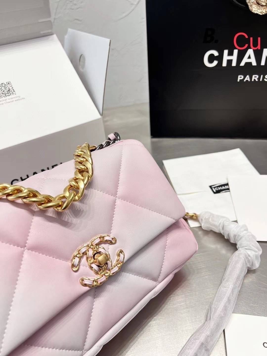 CHANEL 19 FLAP BAG กระเป๋าสะพายทรงคลาสสิค โทนสีหวานละมุน หนังนิ่ม เงาขึ้นรูปสวย ดีไซต์สายสะพายโซ่สองสีสลับหนัง ตกแต่งโลโก้แบรนด์ที่ด้านหน้าอะไหล่สีทอง สวยหรูมาแต่ไกล ด้านหลังมีช่องสำหรับเก็บของหนึ่งช่อง สามารถสะพายออกงานได้หลายโอกาส สวยงามไม่ผิดหวังค่ะ