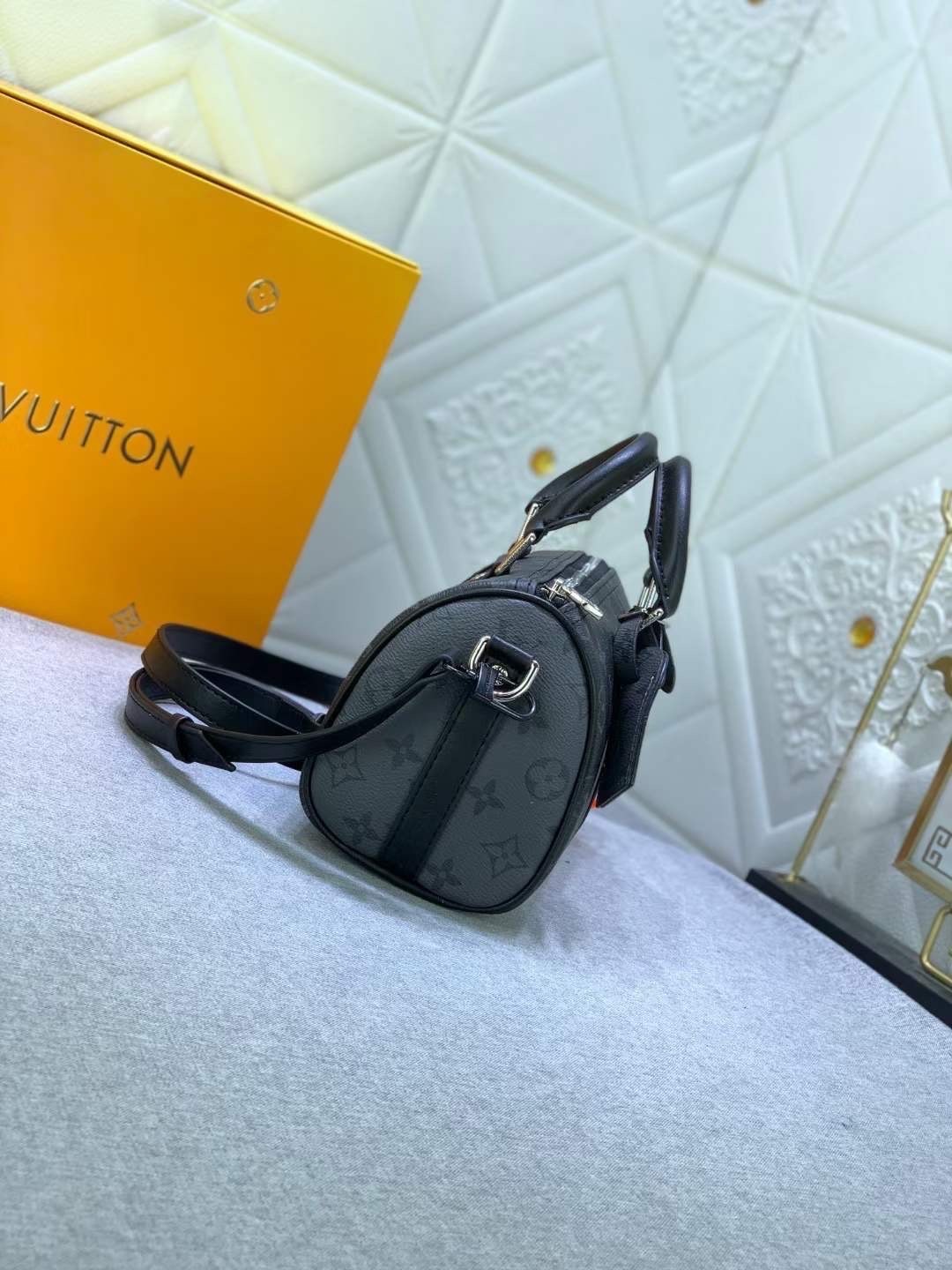 LV Keepall Bandouliere 25 Monogram Eclipse Canvas กระเป๋าสะพายใบเล็กสีดำคลาสสิก เกรดออริ 1:1 ใช้งานต่างประเทศได้