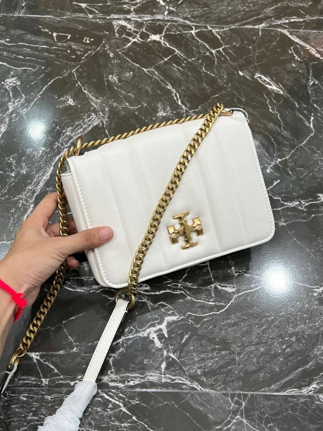 Tory Burch Our Kira shoulder bag with beveled turn-lock hardware พร้อมเสิร์ฟสีคลาสสิค กระเป๋าถือ/สะพาย ทรงสวย สะพายคล่องตัว ดีไซน์เส้นคมสวยหรู สัมผัสดีงาม นิ่มมือ เปิด-ปิดด้วยอะไหล่บิดล็อค ภายในเป็นช่องโล่ง สะพายไปไหนก็สะดวก แนะนำสวยก่อนใครได้ที่นี่ จัดไป