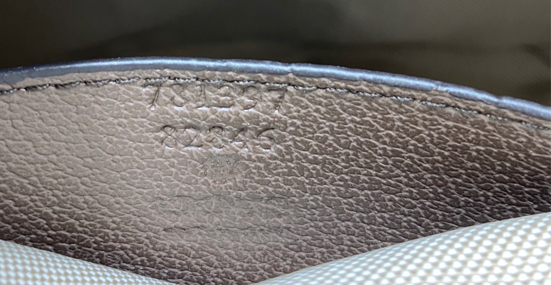 GUCCI Ophidia GG Mini Shoulder Bag กระเป๋าทรงพอช พร้อมสายสะพายโซ่สีทองหรูหรา ดีไซส์เรียบง่ายสะดวกใช้ ภายในเป็นช่องโล่ง สายสะพายหนังสลับโซ่ ใช้ได้ในทุกๆวัน ทุกๆลุค ตอบโจทย์ได้สบายๆ