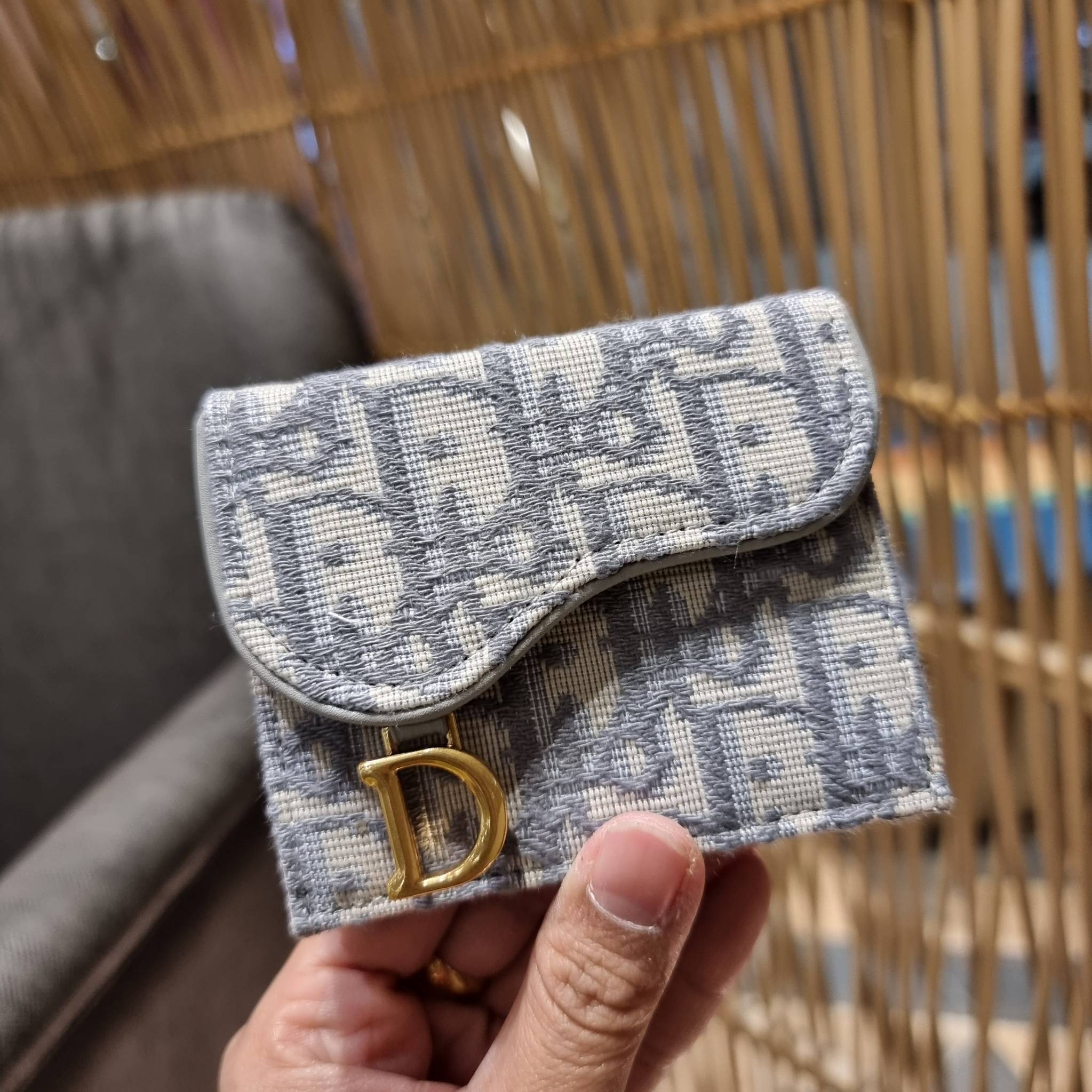 VIP 】CD MULTI WALLET WITH GWP กระเป๋าสตางค์ขนาดเหมาะมือ กะทัดรัดไม่กินพื้นที่ พรีเมี่ยมกิ๊ฟจากเคาน์เตอร์ ดีไซน์แบบพับ ใช้งานง่าย น่ารักน่าใช้จริงๆ วัสดุผ้าแคนวาสปักลาย สลับหนังแท้ภายใน ภายในมีช่องใส่บัตร ใส่ธนบัตรได้ สะดวกใช้มากๆ มาพร้อม box set ในราคาที่