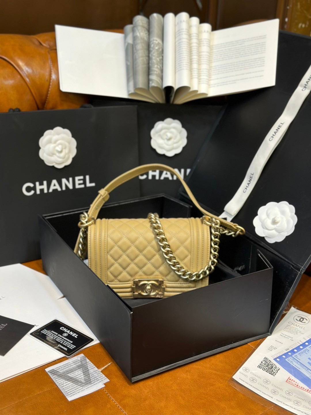 CHANEL BOY BAG 20cm กระเป๋าสุดคลาสสิคตลอดกาล งานหนังแท้ ขนาดเล็กน่ารัก ไม่ว่าเวลาจะผ่านไปเเค่ไหนก็ไม่เคย Out สำหรับรุ่นนี้ เรียบ หรู คลาสสิค ผู้ดี ไฮโซที่แท้ทรูอะไหล่เงินรมขวัญสวยมากค่ะ 🧡เกรดท็อปออริ เทียบแท้ 1:1 ใช้งานต่างประเทศได้
