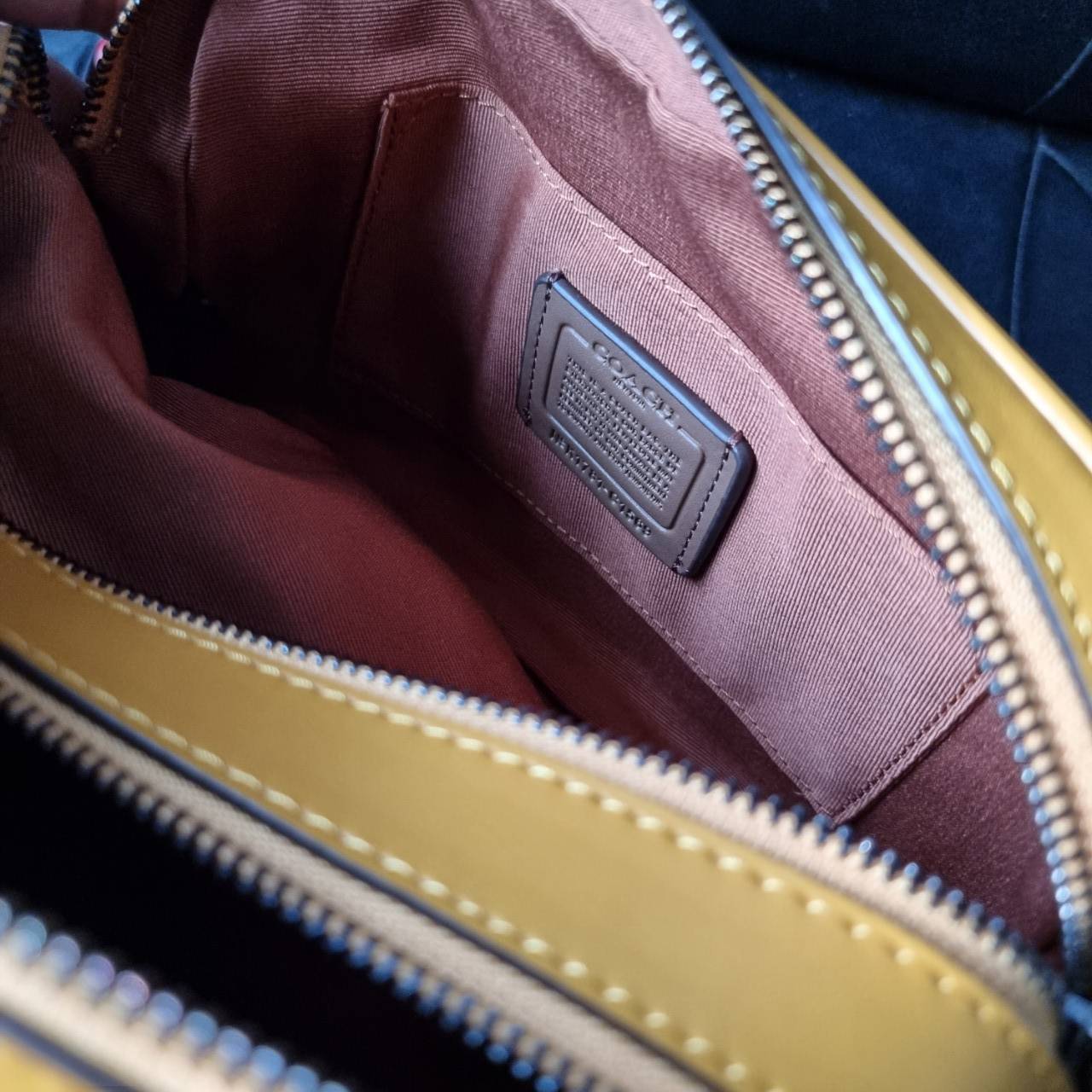 COACH C1569 JES CROSSBODY WITH LINEAR QUILTING ใหม่ล่าสุด!! กระเป๋าสะพายข้าง รุ่น 2 ซิป ใบใหญ่จุใจ ดีไซน์ใหม่ เพิ่มลูกเล่นให้ดูหรูหรายิ่งขึ้น วัสดุหนังสังเคราะห์บุเป็นลายเส้นสวยงาม เปิด-ปิดด้วยซิป 2 ช่องหลัก ใช้งานง่าย ทรงสวยมากๆรุ่นนี้ มาพร้อมสายสะพาย cr