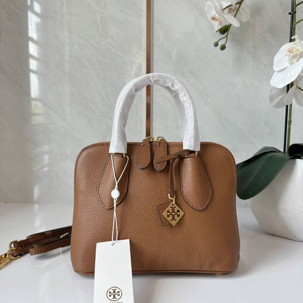 TORY BURCH MINI PEBBLED SWING BAG / Tory Mini Swing Bag in Pebbled Leather / T Monogram Jacquard Swing Bag กระเป๋าสะพาย คอลเลคชั่นใหม่ล่าสุดดีไซน์สุดคลาสสิก รูปทรงโดม
