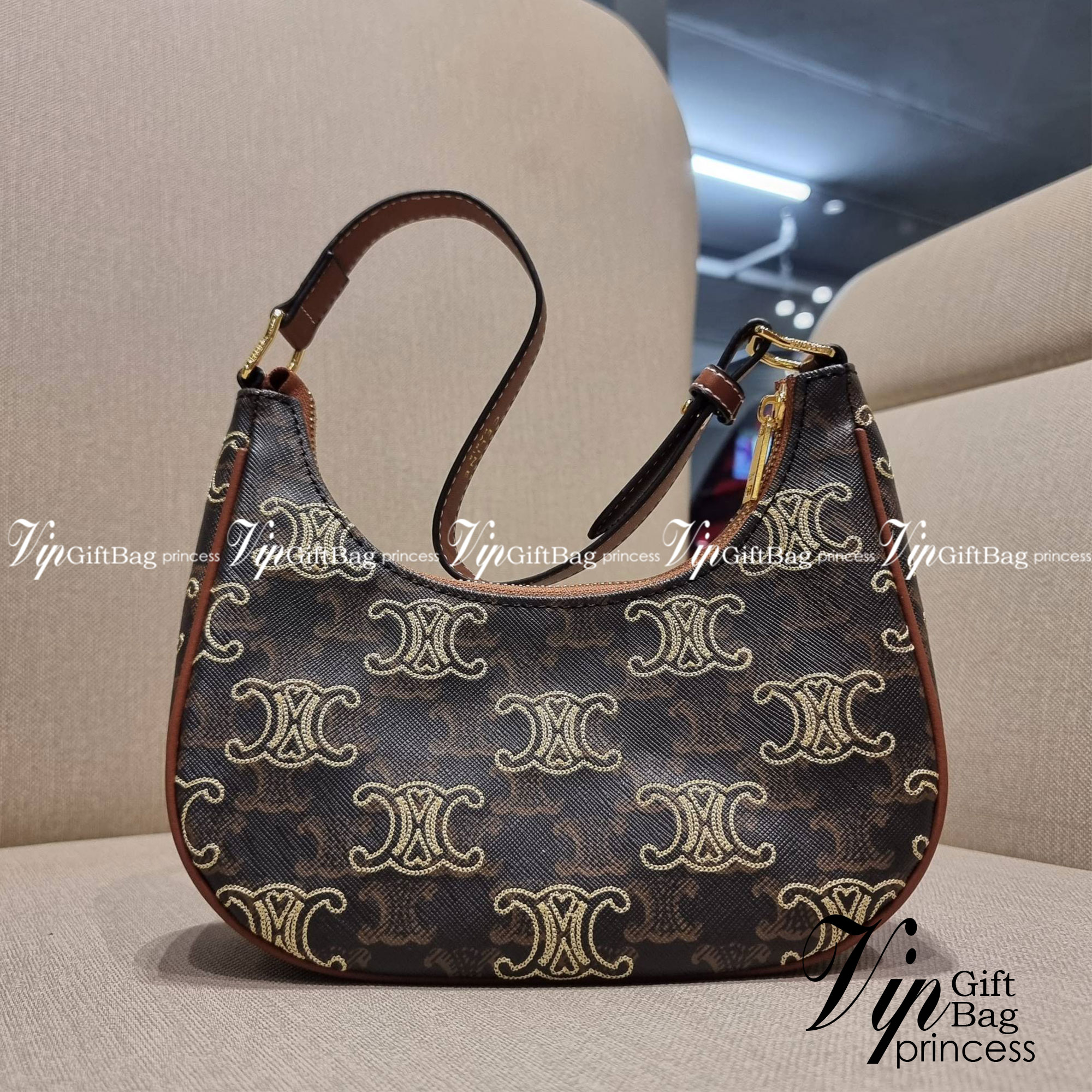 VIP 🥂 CELINE AVA IN TRIOMPHE CANVAS WITH TRIOMPHE HEART EMBROIDERY สวยเกินต้านรุ่นสุดปัง ที่ดีไซน์ออกมาใหม่ พร้อมให้ได้สวยก่อนใครไปเลย กับกระเป๋าสะพายไหล่ รูปทรงไม่เหมือนใครไม่เกร่อ ใช้แล้วดูแพง!! และที่น่ารักแบบตะโกนก็ตรงที่ โลโก้ลายปัก ดีเทลเดิน