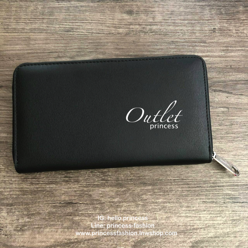 กระเป๋าสตางค์ใบยาวซิปรอบ BURBERRY ภายในมีช่องใส่ธนบัตร ช่องใส่บัตรหลายช่อง และมีช่องซิปสำหรับใส่เหรียญค่ะ