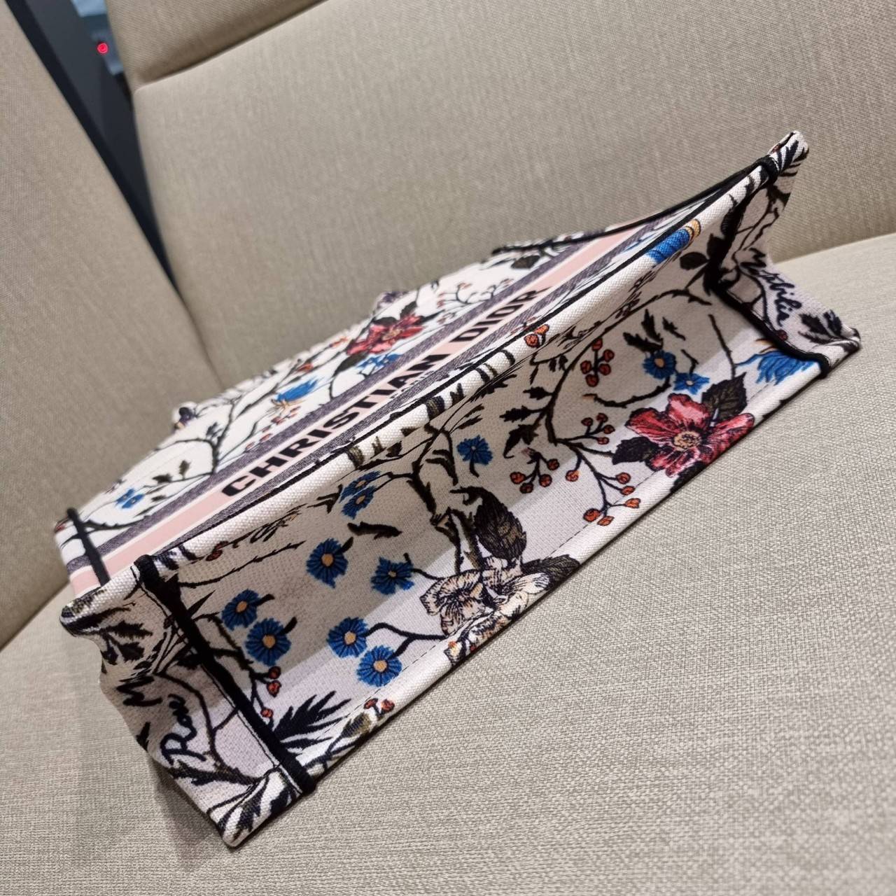 VIP 】HOT ARRIVAL!! DIOR CD SHOPPING BAG WITH GWP กระเป๋าทรงช้อปปิ้งใบใหญ่ จุใจ!! พรีเมี่ยมกิ๊ฟรุ่นดับเบิ้ลฮอต ดีไซน์คลาสสิควินเทจ สวยหรู วัสดุผ้าแคนวาสลายกราฟฟิค ภายในโล่งกว้างมากๆ ใส่ของจุสุดๆ โน้ตบุ้ค ไอแพด กระเป๋าสตางค์ มือถือ หรือเสื้อผ้ายังได้ สะพายค