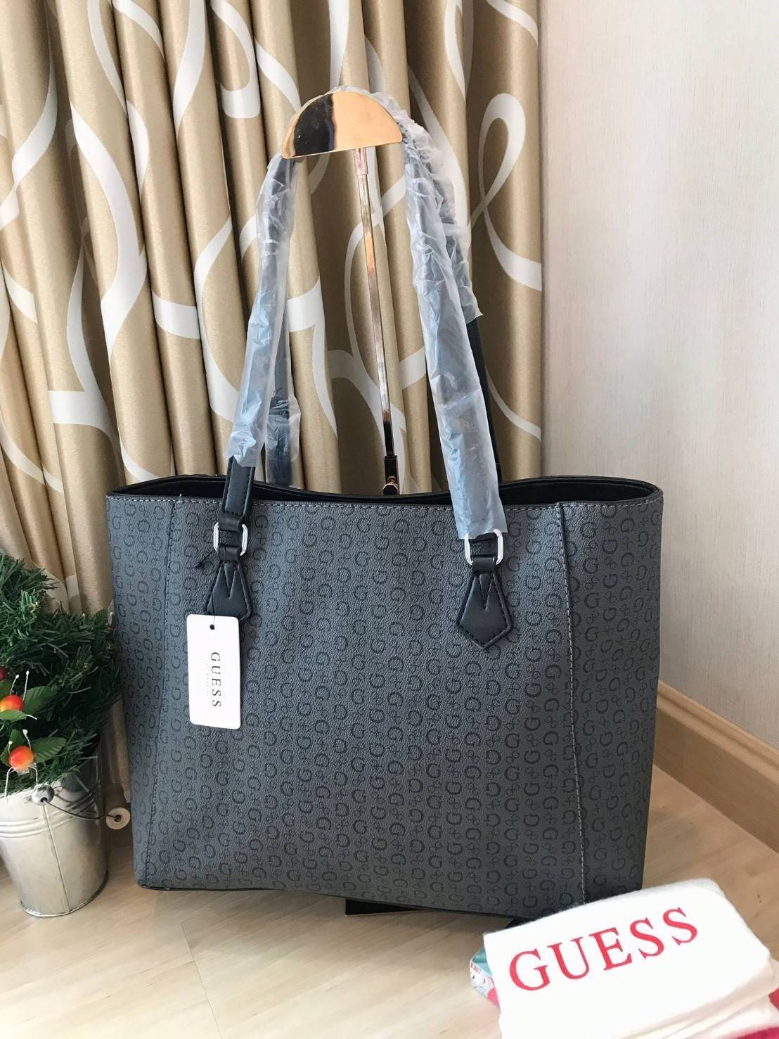 GUESS Factory Women's Diem Logo-Print Tote กระเป๋าถือหรือสะพายไหล่ ใบใหญ่ pu. เนื้อดี ลายแบรนด์ รอบใบ พร้อมพวงกุญแบรนด์ ภายในแบ่งช่องเป็นสัดส่วน จุได้เยอะ ใส่ A4 ได้ หูหิ้วสะพ่ยไหล่ได้ค่ะ