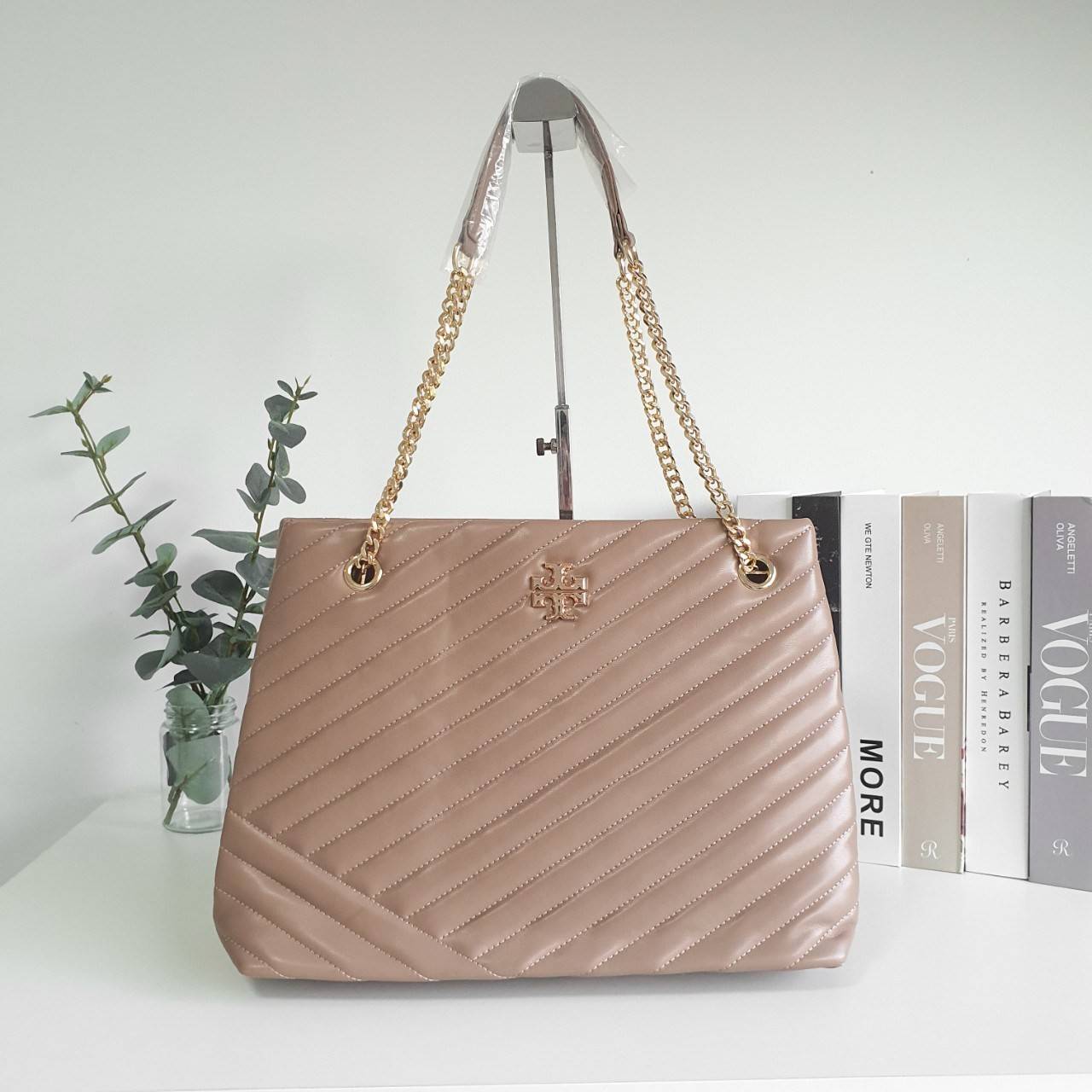 Tory Burch Kira chevron tote bag กระเป๋าทรง Tote สุดหรู ใบใหญ่ จุของได้เพียบ! วัสดุหนังแท้(Geniune Leather) หนังนิ่ม นุ่มมือมากกก มาพร้อมสายสะพายไหล่ต่อโซ่สลับหนัง อะไหล่ทองทั้งใบ ด้านข้างมีกระเป๋าเพิ่มทรงได้ ด้านในเปิดปิดด้วยกระดุมแม่เหล็ก มีช่องแบ่งใส่ข