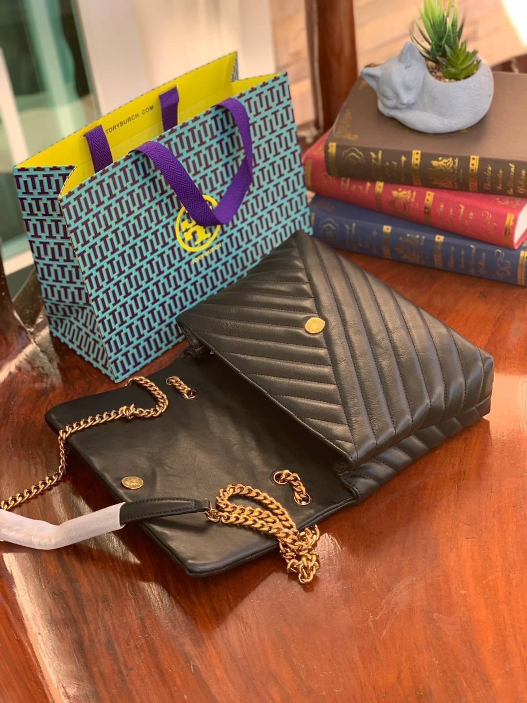ของแท้ 💯% Tory Burch Kira Chevron Quilted Convertible Leather Crossbody Bag เป็นกระเป๋าที่ใช้ในการออกงานสำคัญหรือวันที่มีปาร์ตี้สังสรรค์ คุณควรเลือกใช้กระเป๋าที่มีดีไซน์สะดุดตา