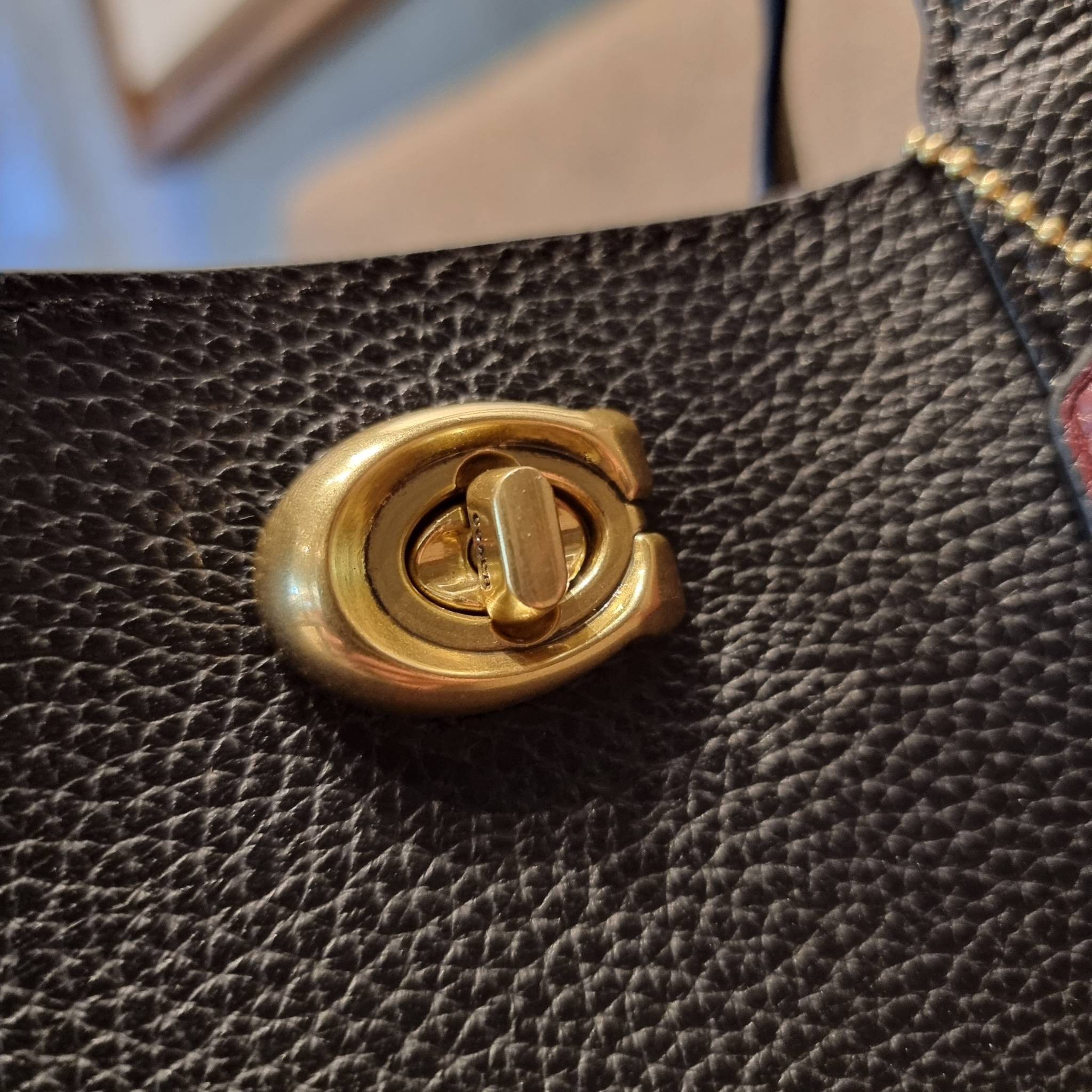 COACH C8561 C8869 WILLOW TOTE 24 IN COLOR BLOCK น้องสาวลุคลูกคุณมาแล้วจ้า กระเป๋าถือ/สะพาย ดีไซน์คัลเลอร์บล็อค ลงตัว เรียบหรู ใบจริงคือผู้ดี๊ผู้ดี ใช่ได้ทุกๆโอกาส วัสดุหนัง pepble อยู่ทรง เปิดปิดด้วยตัวบิดล็อค และอีกฝั่งเป็นกระดุมแม่เหล็ก ภายในโล่งกว้าง ใ