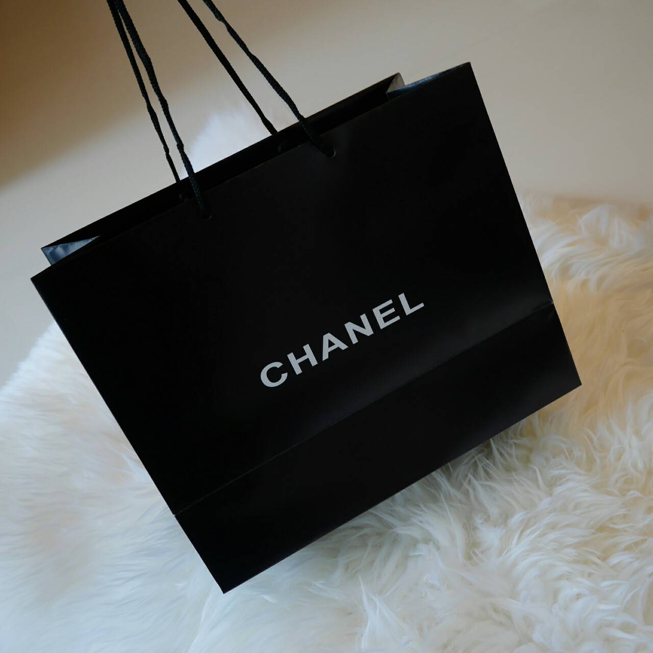 ถุงกระดาษ CHANEL สีดำ โลโก้ขาว ราคาถูกมาก เพิ่มความหรูหรา