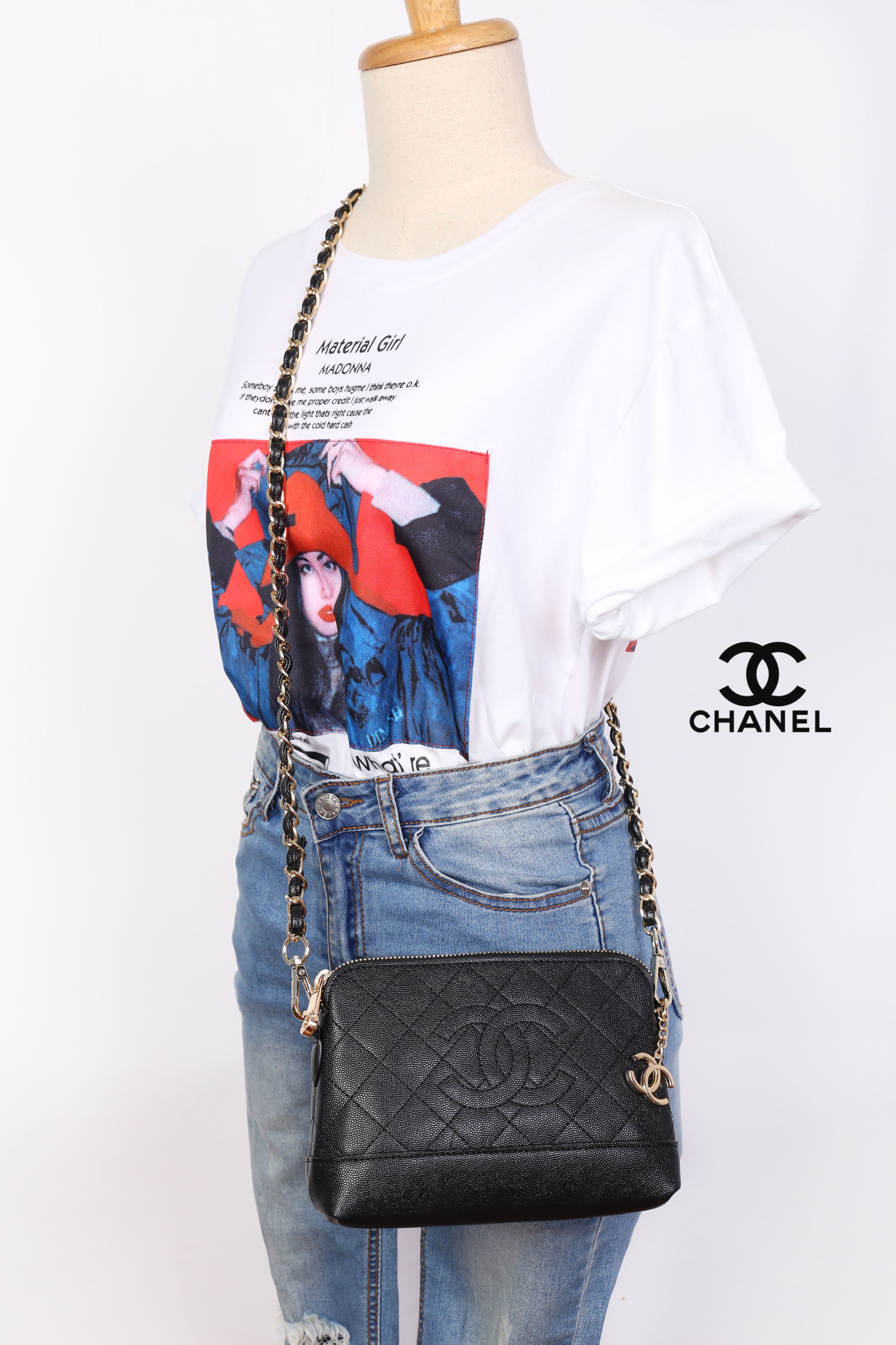 CHANEL Caviar Wristlet Crossbody Bag / Chanel Shoulder Bag With Chain กระเป๋าหนังลายเวียร์ปั๊มโลโก้แบรนด์ด้านหน้าสวยหรูดูแพง มาพร้อมจี้โลโก้แบรนด์ห้อยสีทองเก๋ๆน่ารัก