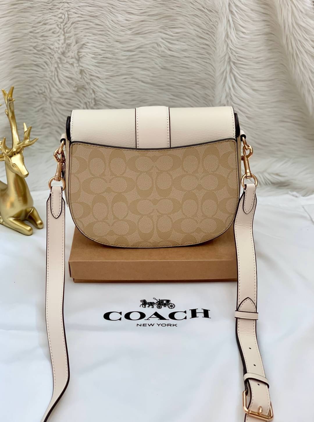 COACH GEORGIE SADDLE BAG ((C3241//C2806//C3593)) 📣มาเพิ่มแล้ว สำหรับสีที่สาวๆรอคอย! กระเป๋าสะพายแบบครอสบอดี้ร์ หนังแท้อย่างดี สวยมากๆค่ะ ด้านหน้ามีอะไหล่โลโก้แบรนด์หรู+ความคลาสสิคเข้ามา เปิดปิดกระเป๋าแบบกระดุมแม่เหล็กภายในมีช่องตอนหน้า และช่องหลัก