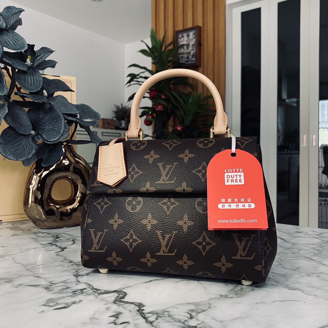 LV Cluny Mini Monogram Canvas Bag 20cm กระเป๋าถือใบเล็กแสนน่ารัก ลายโมโนแกรมแคนวาสสุดไอคอนิก พร้อมสายสะพายผ้าทรงสปอร์ต คอลขายดีตลอดกาล หูจับในตัว น้ำหนักเบา เป็นไอเท็มที่แมทช์ได้กับทุกสไตล์การแต่งตัว ราคาสุดคุ้ม
