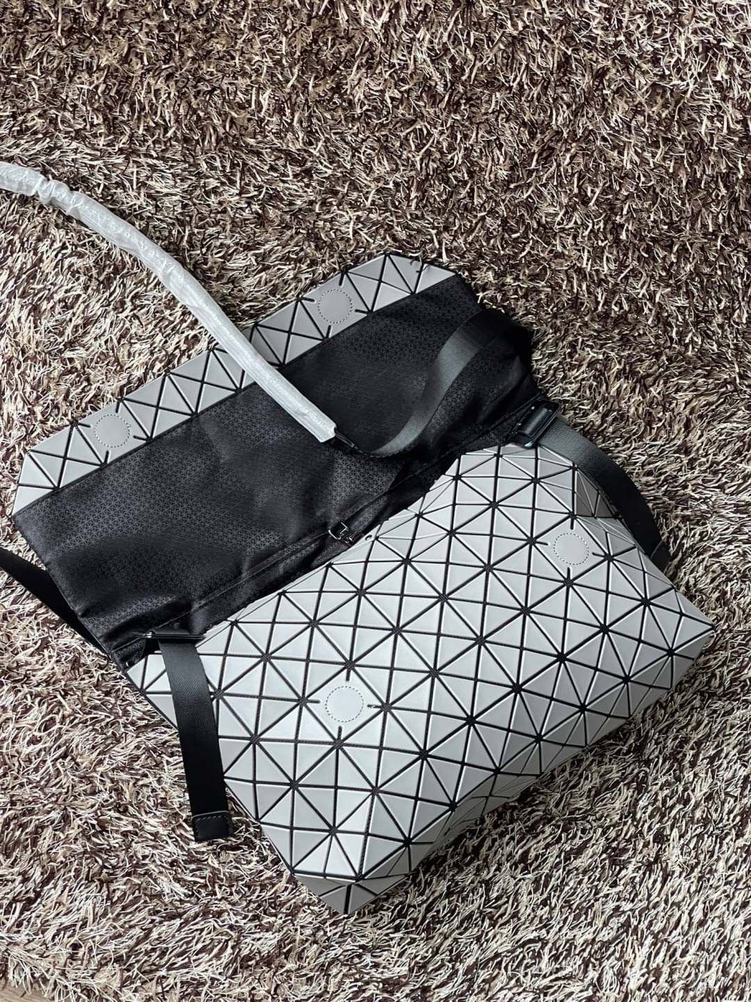 Baobao Issey Miyake Prism Sac ชาวมินิมอลทั้งชายและหญิงต้องถูกใจรุ่นนี้ เพราะ Prism Sac เป็นกระเป๋าแบบ unisex ที่มาพร้อมกับความเรียบง่ายของวัสดุเนื้อแมตต์ แต่ให้ลุคสไตล์เท่แบบคูลๆ โดดเด่นด้วยดีไซน์ที่ออกแบบมาให้ใช้งานที่ง่าย ตอบโจทย์ทุกสถานการณ์ฝาพับแบบเปิ