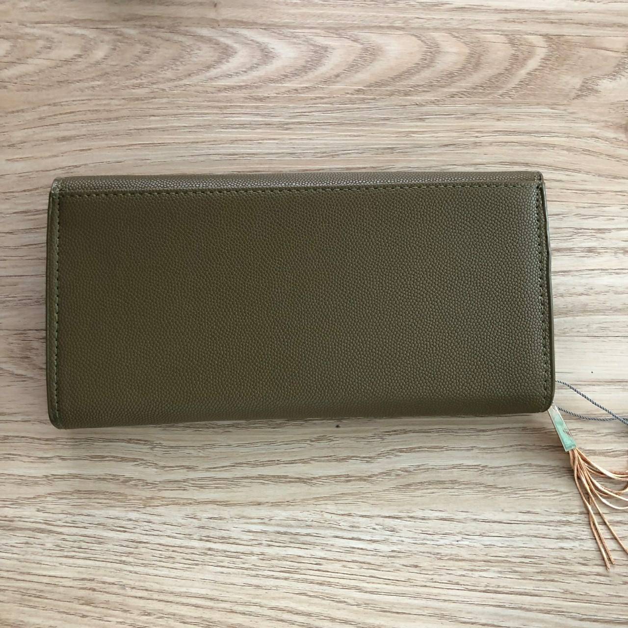 Charles & Keith Basic Long Wallet กระเป๋าสตางค์ใบยาว ตกแต่งด้วยพู่ เปิด – ปิดกระเป๋าด้วยเเม่เหล็กแบบซ่อน ภายในมีช่องใส่บัตร ช่องซิปใส่เหรียญ และช่องใส่ธนบัตร ใส่ iPhone Plus ได้ค่ะ ด้านหลังมีช่อง 1 ช่อง