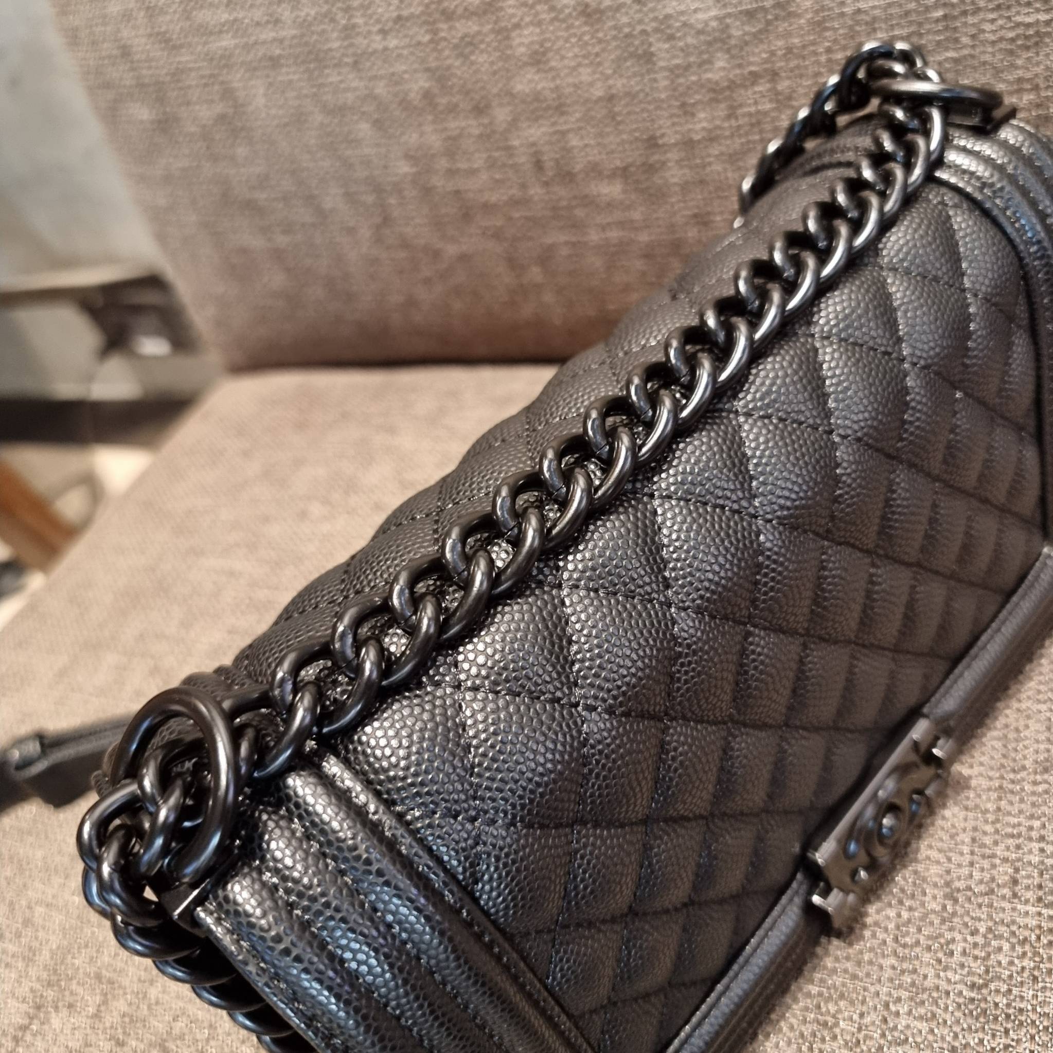 Chanel Boy 10" พร้อมส่งที่ไทย รุ่นสุดฮอต ดีไซน์อะไหล่ดำ เรียบหรูมากๆ!! วัสดุหนังลายคาร์เวีย ทรงคลาสสิคที่สาวๆห้ามพลาด!! ในราคาสุดคุ้ม เปิด-ปิดกระเป๋าด้วยตัวล็อค ภายในโล่งกว้าง ไซส์ใหญ่ใส่ของได้เยอะ มีช่องแยกในกระเป๋า มาพร้อมสายสะพายโซ่สลับหนังรองบ่า 