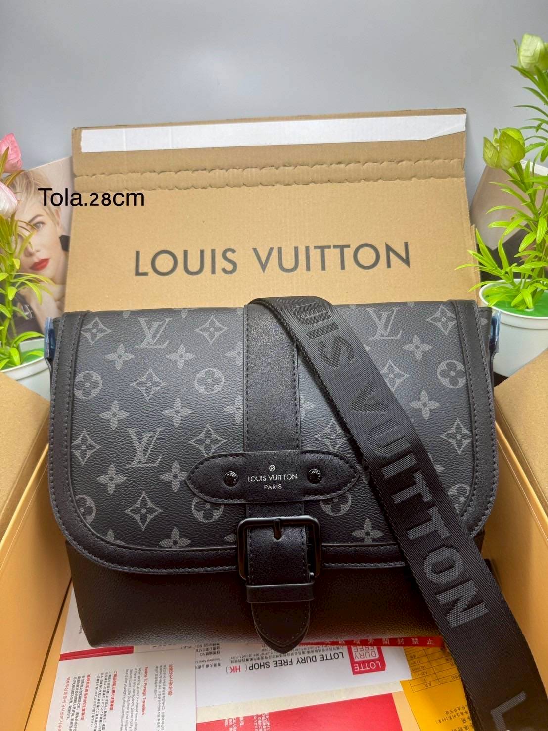 LV Saumur Messenger Bag Monogram Eclipse Canvas Bag กระเป๋าสะพายทรงแมสเซ็นเจอร์ ดีไซน์ทันสมัย คอลเลคชั่นสุดหล่อ ดีไซน์คลาสสิคแฝงดีเทลความหรู