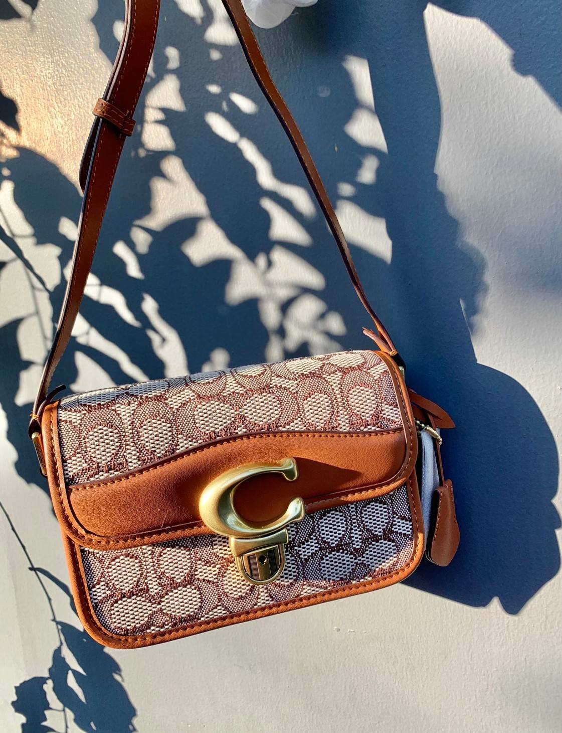 COACH STUDIO SHOULDER BAG 19 IN SIGNATURE JACQUARD ((C7937)) พร้อมส่งที่ไทย ยังไงต้องมีแล้วล่ะสาวๆๆ กระเป๋าสะพายแบบครอสบอดี้ร์ วัสดุJacquard ทอลายแบรนด์+หนังแท้ ได้ลงตัว ลุคคลาสสิค ดูดีมากๆค่ะ ด้านหน้าประดับด้วยโลหะโลโก้แบรนด์ตัวใหญ่ หรู พร้อมที่เปิดปิดแบ