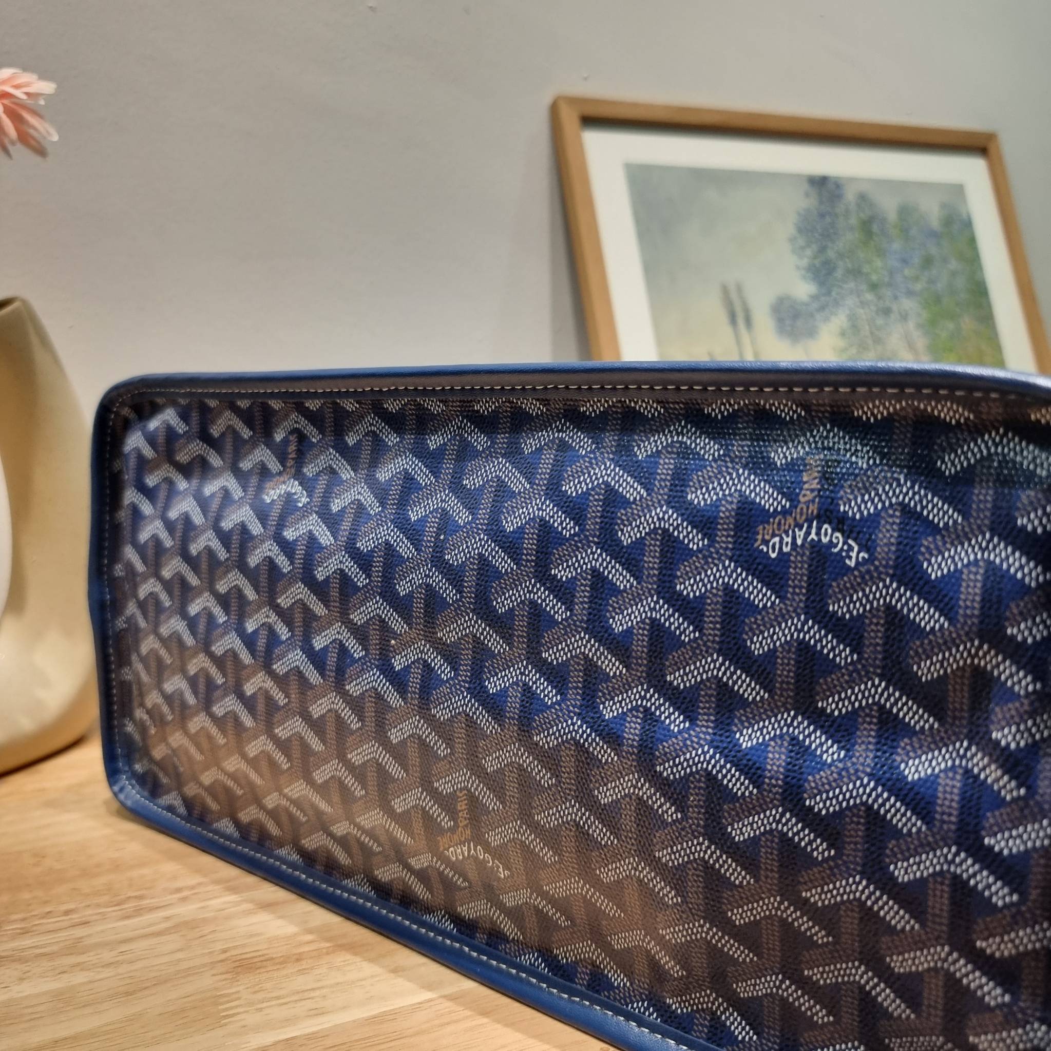 OYARD ANJOU REVERSIBLE TOTE ฮอตไอเท็ม กับกระเป๋าสะพายทรงโท้ท ใบใหญ่จุใจ!! มาครบสีขายดี เลิศทุกสี รูปทรงคลาสสิค ดีไซน์เป็นเอกลักษณ์ ใช้งานได้หลากหลาย สามารถกลับด้านใช้ได้แบบไม่มีเบื่อ วัสดุหนังแคนวาสพิมพ์ลายสวยคม