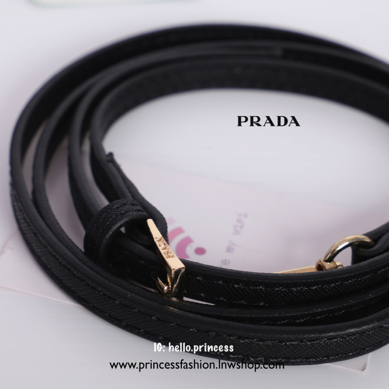 Prada 3 zipper mini crossbody nylon bag สินค้า Premium gift จากเค้าเตอร์แบรนด์ต่างประเทศ แท้💯 วัสดุผ้า nylon เนื้อหนาคุณภาพดี อะไหล่ทอง สวยหรู ดูแพง รุ่นนี้มี 3 ช่องซิปแบ่งเป็นสัดส่วน สามารถใส่ Iphone 8+ หรือรุ่นเทียบเท่าได้แบบสบายๆ ซับในพิมพ์ลายแ